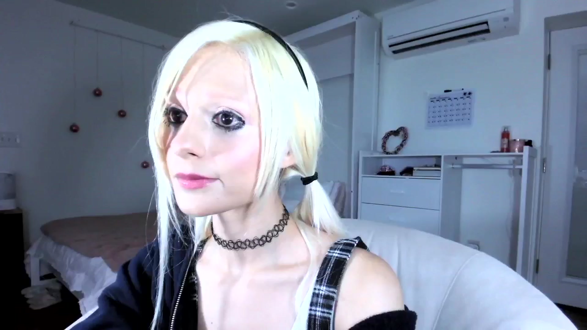 Gallery image thumbnail from Bambidoll00's myfreecams stream on, 05/15/2025, 06:12 image 15 of 20