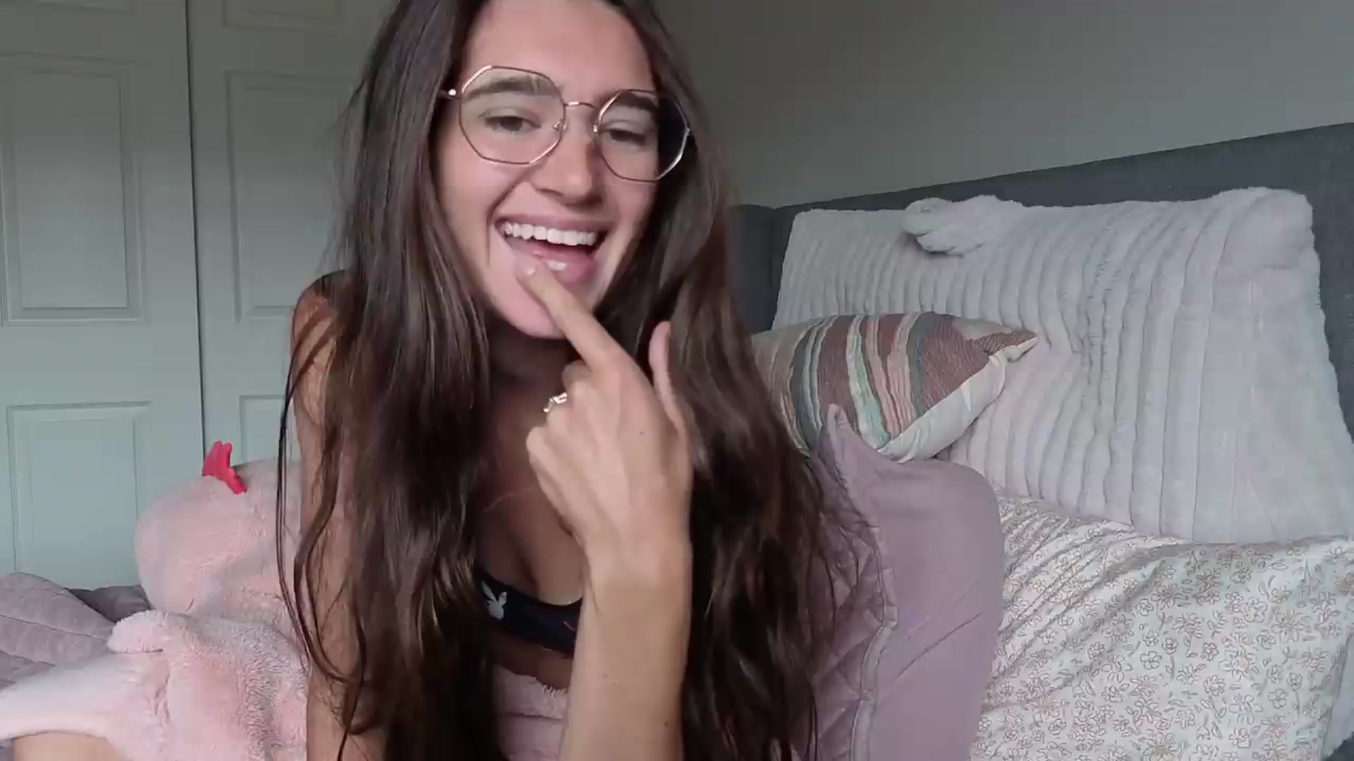 Gallery image thumbnail from Bambifarrina's myfreecams stream on, 08/05/2026, 16:16 image 18 of 20