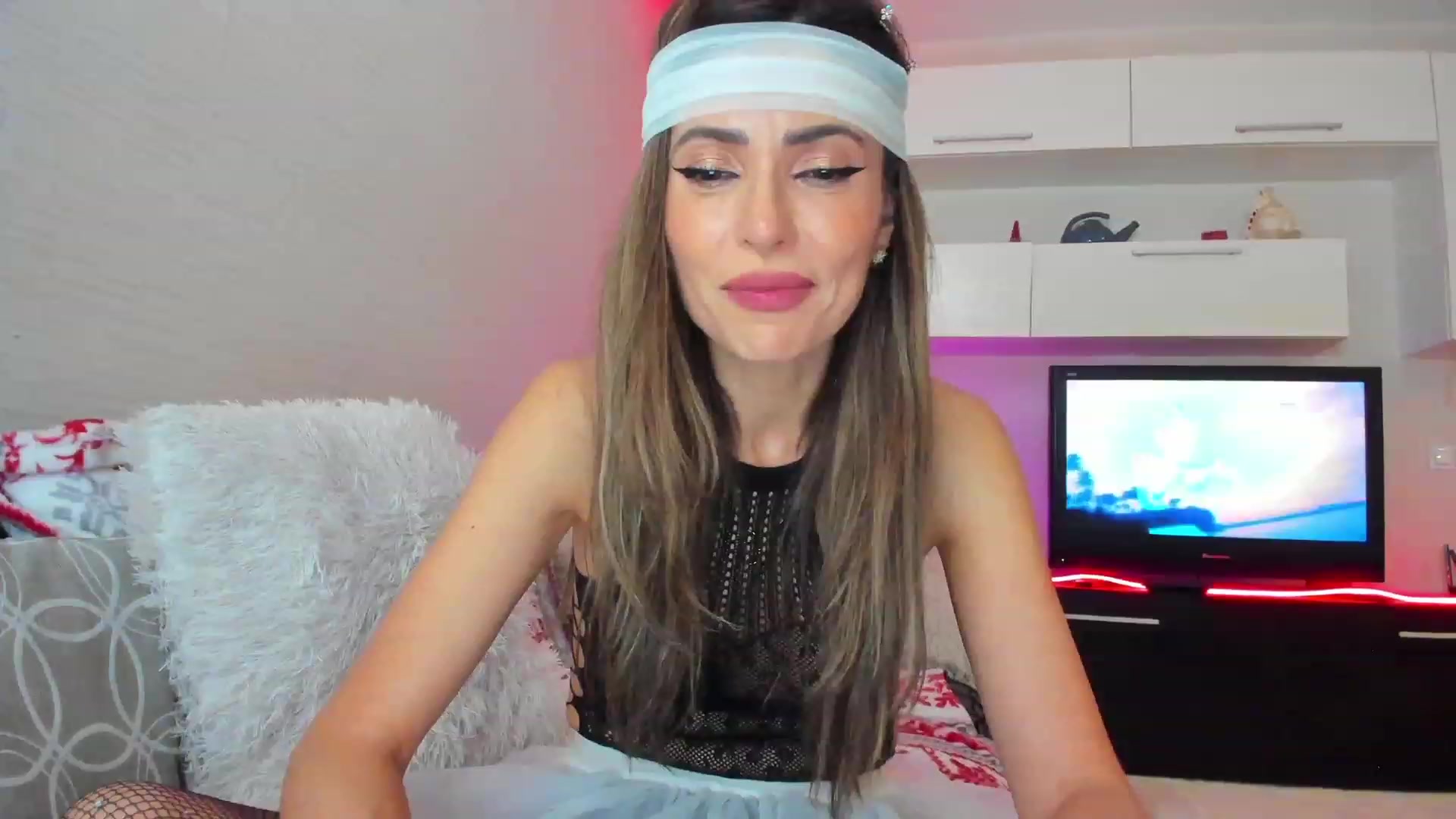 Gallery image thumbnail from BananaQueeen's myfreecams stream on, 04/20/2023, 01:19 image 7 of 20