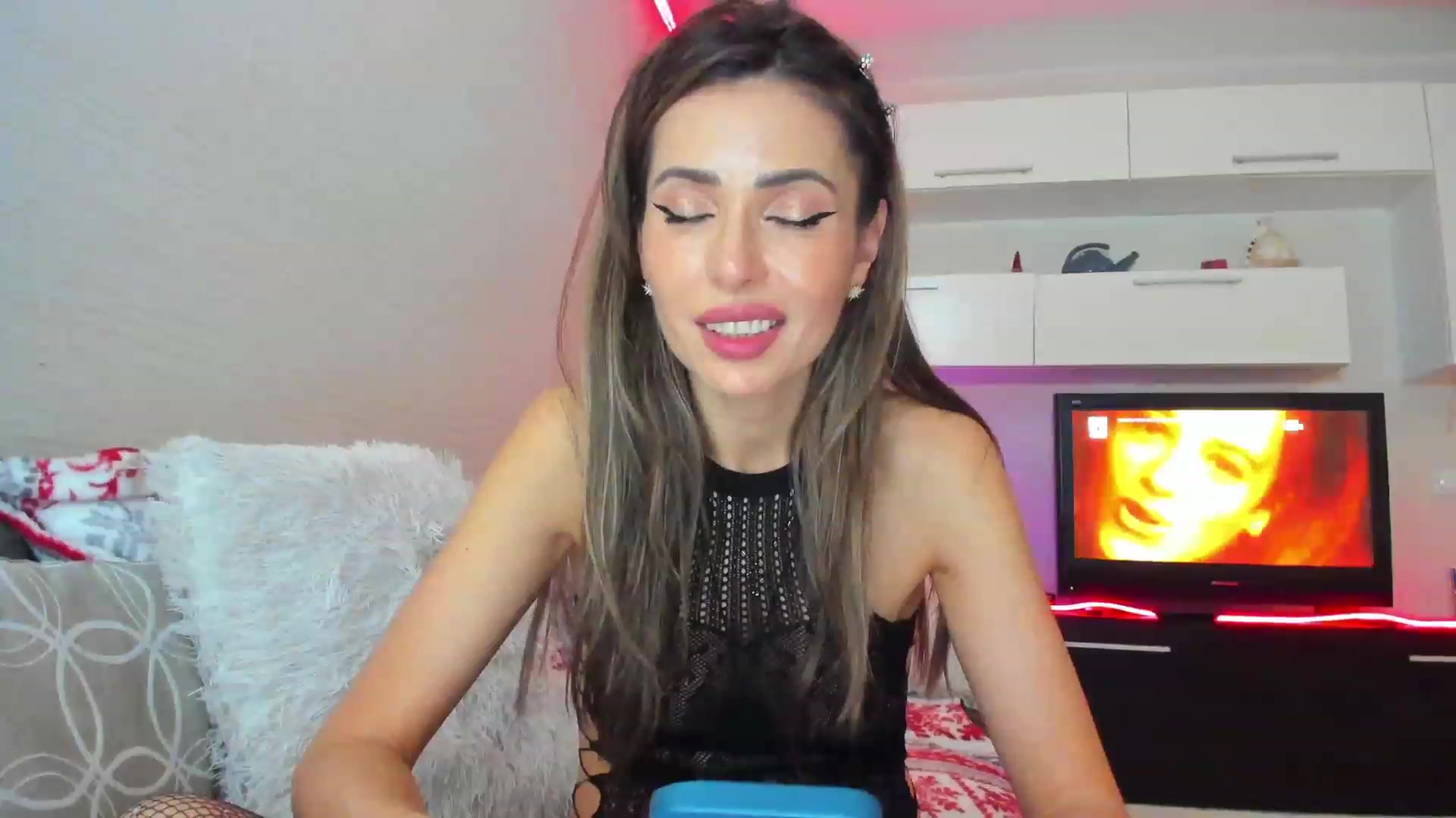 Gallery image thumbnail from BananaQueeen's myfreecams stream on, 04/20/2023, 01:19 image 16 of 20