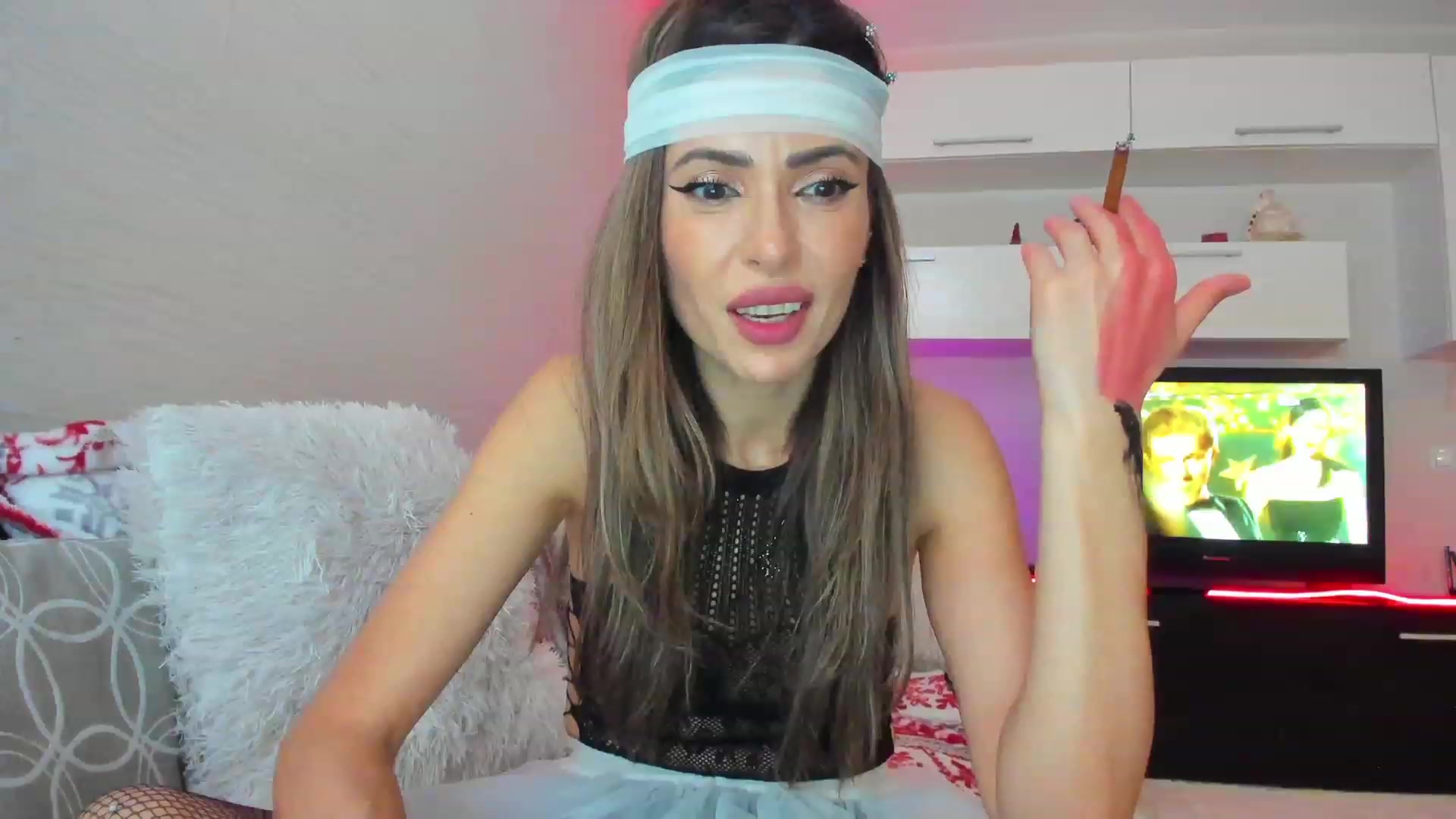 Gallery image thumbnail from BananaQueeen's myfreecams stream on, 04/20/2023, 01:19 image 8 of 20
