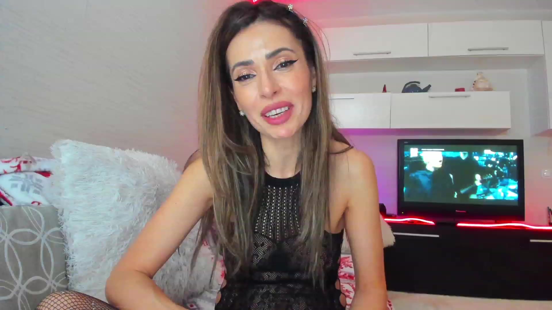 Gallery image thumbnail from BananaQueeen's myfreecams stream on, 04/20/2023, 01:19 image 3 of 20