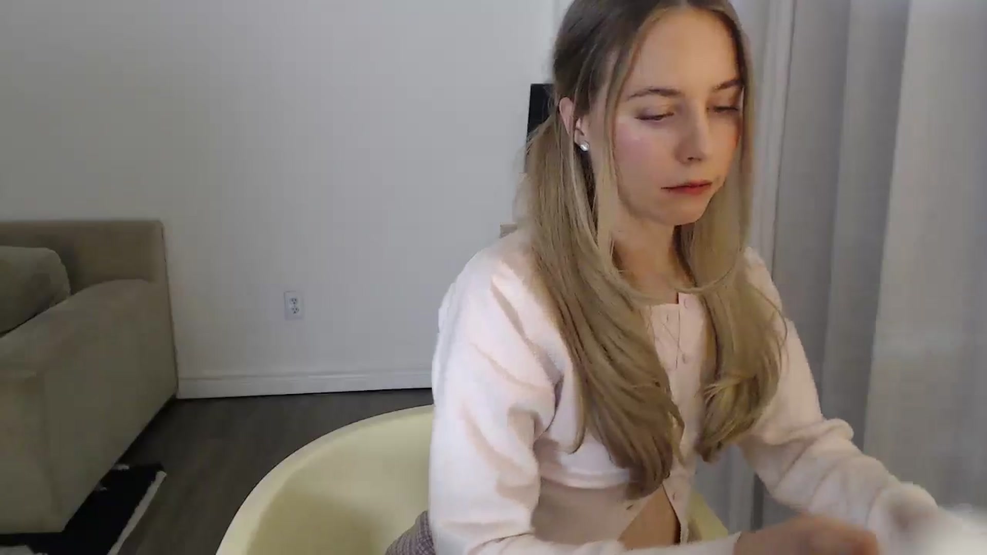 Gallery image thumbnail from Banansmoothie's myfreecams stream on, 12/18/2025, 23:26 image 16 of 20