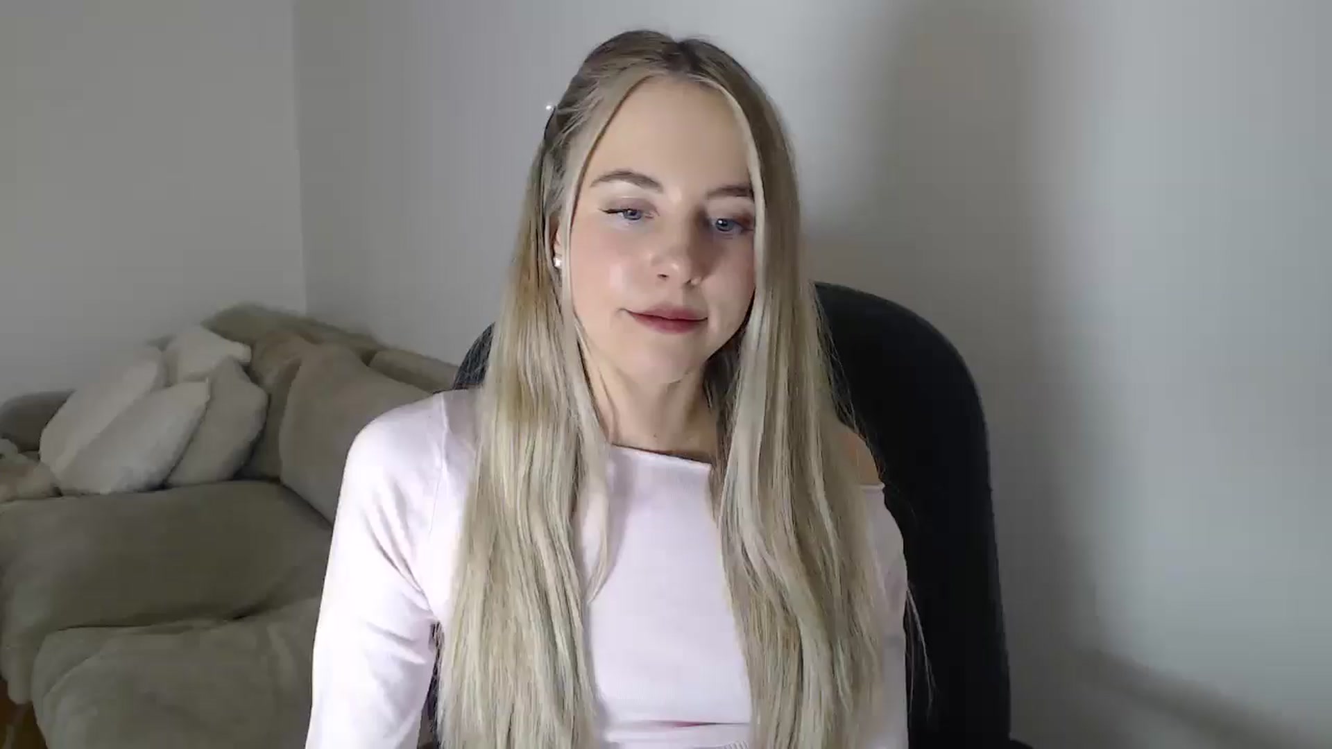Gallery image thumbnail from Banansmoothie's myfreecams stream on, 12/25/2025, 24:07 image 16 of 20