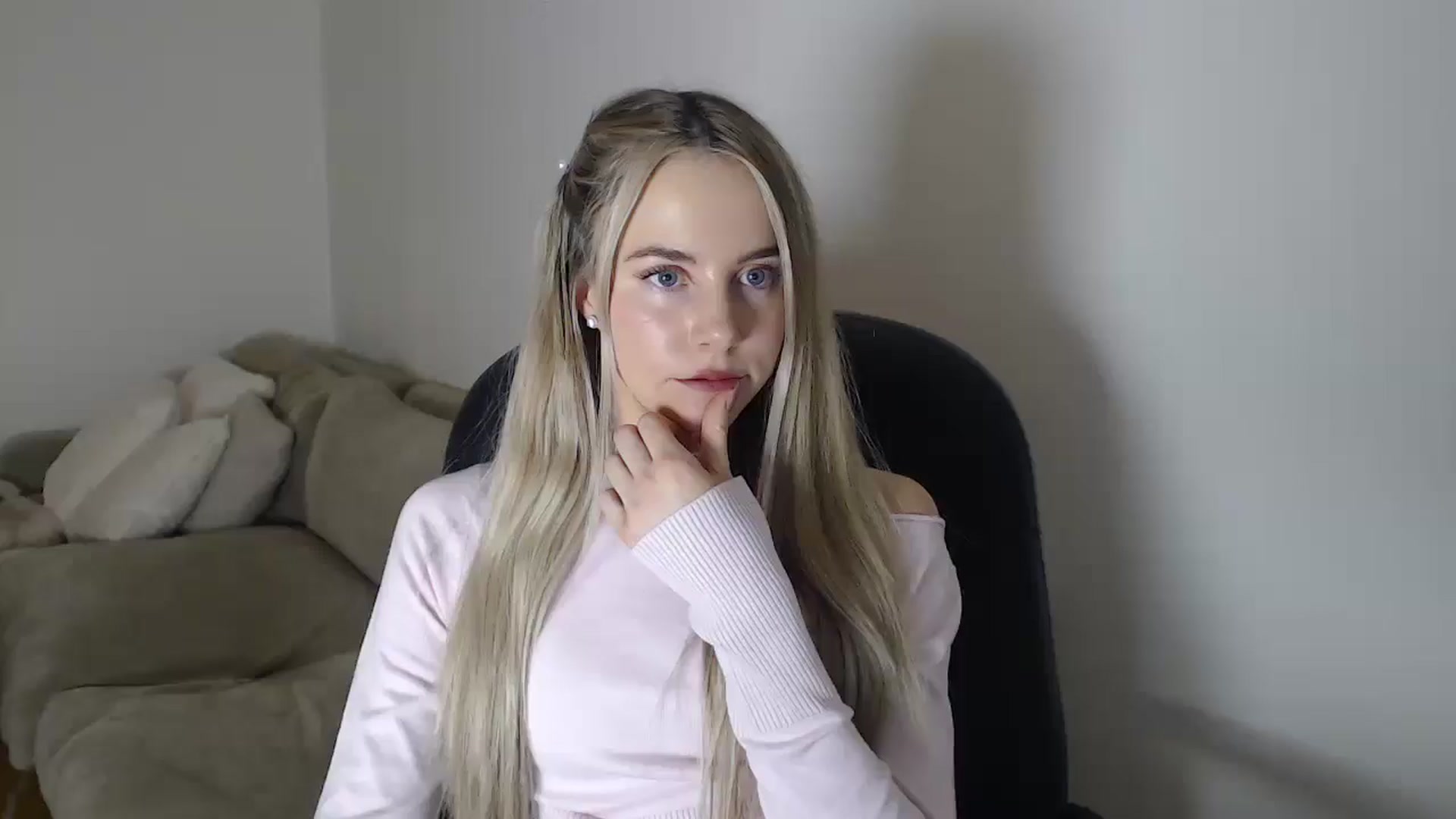 Gallery image thumbnail from Banansmoothie's myfreecams stream on, 12/25/2025, 24:07 image 4 of 20
