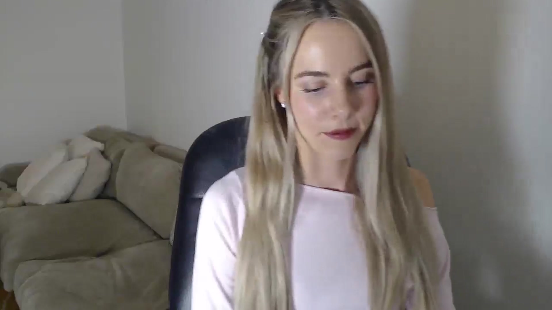 Gallery image thumbnail from Banansmoothie's myfreecams stream on, 12/25/2025, 24:07 image 6 of 20