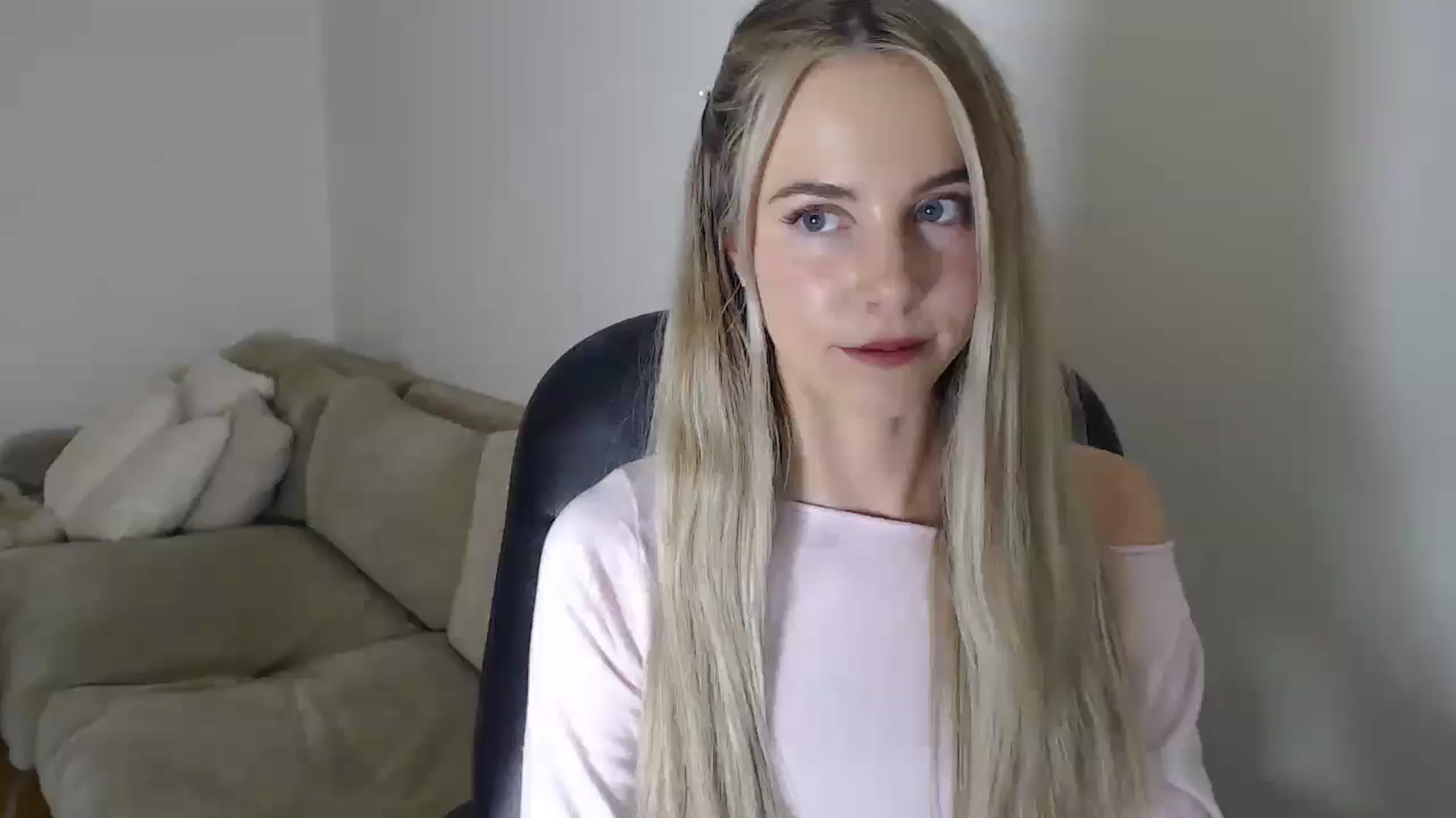 Gallery image thumbnail from Banansmoothie's myfreecams stream on, 12/25/2025, 24:07 image 10 of 20