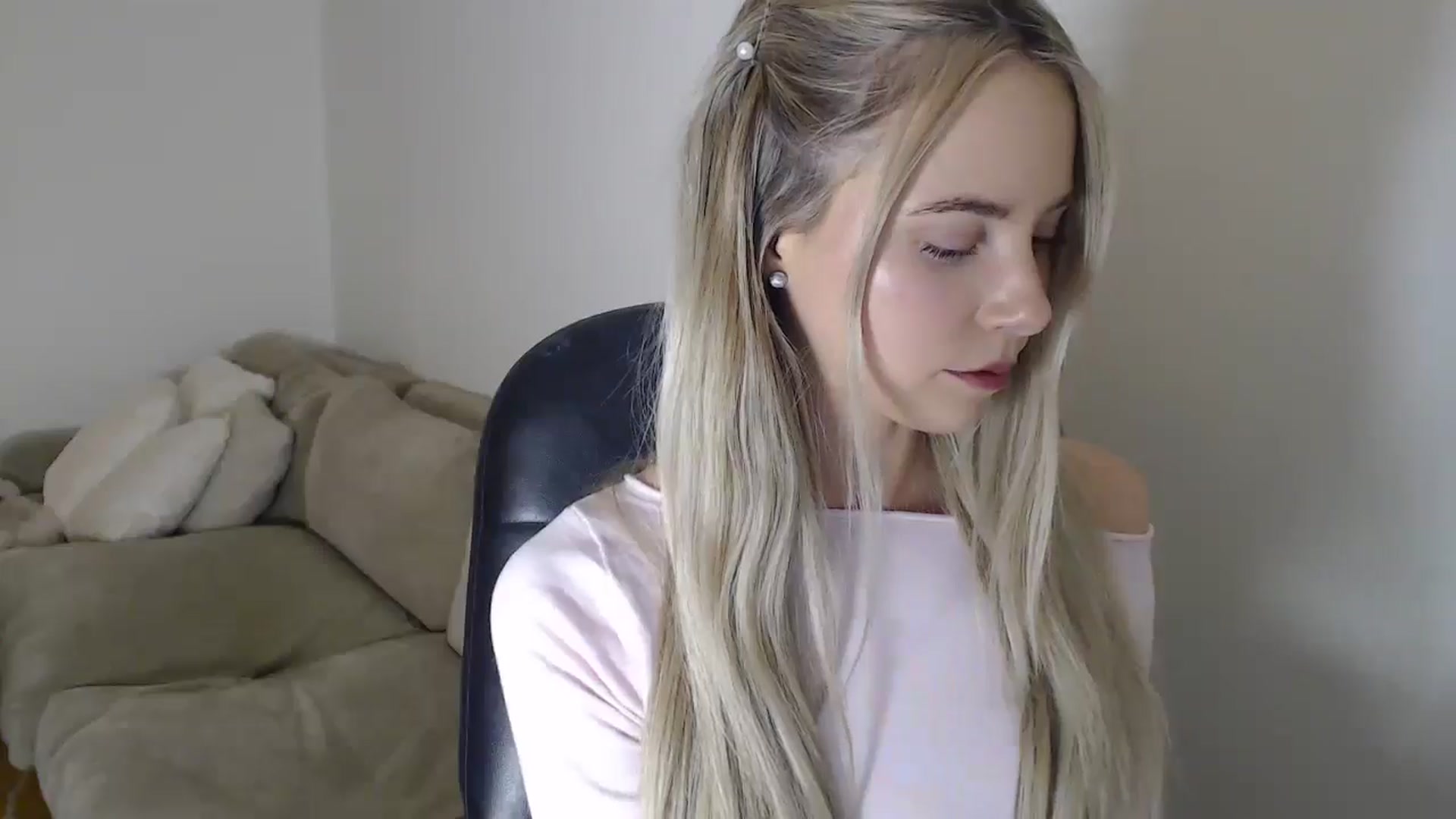 Gallery image thumbnail from Banansmoothie's myfreecams stream on, 12/25/2025, 24:07 image 19 of 20