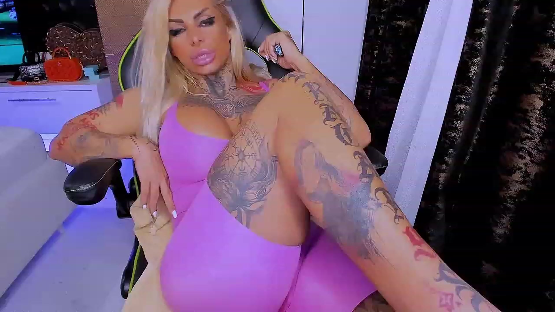 Gallery image thumbnail from BarbWire007's myfreecams stream on, 12/01/2022, 24:04 image 18 of 20