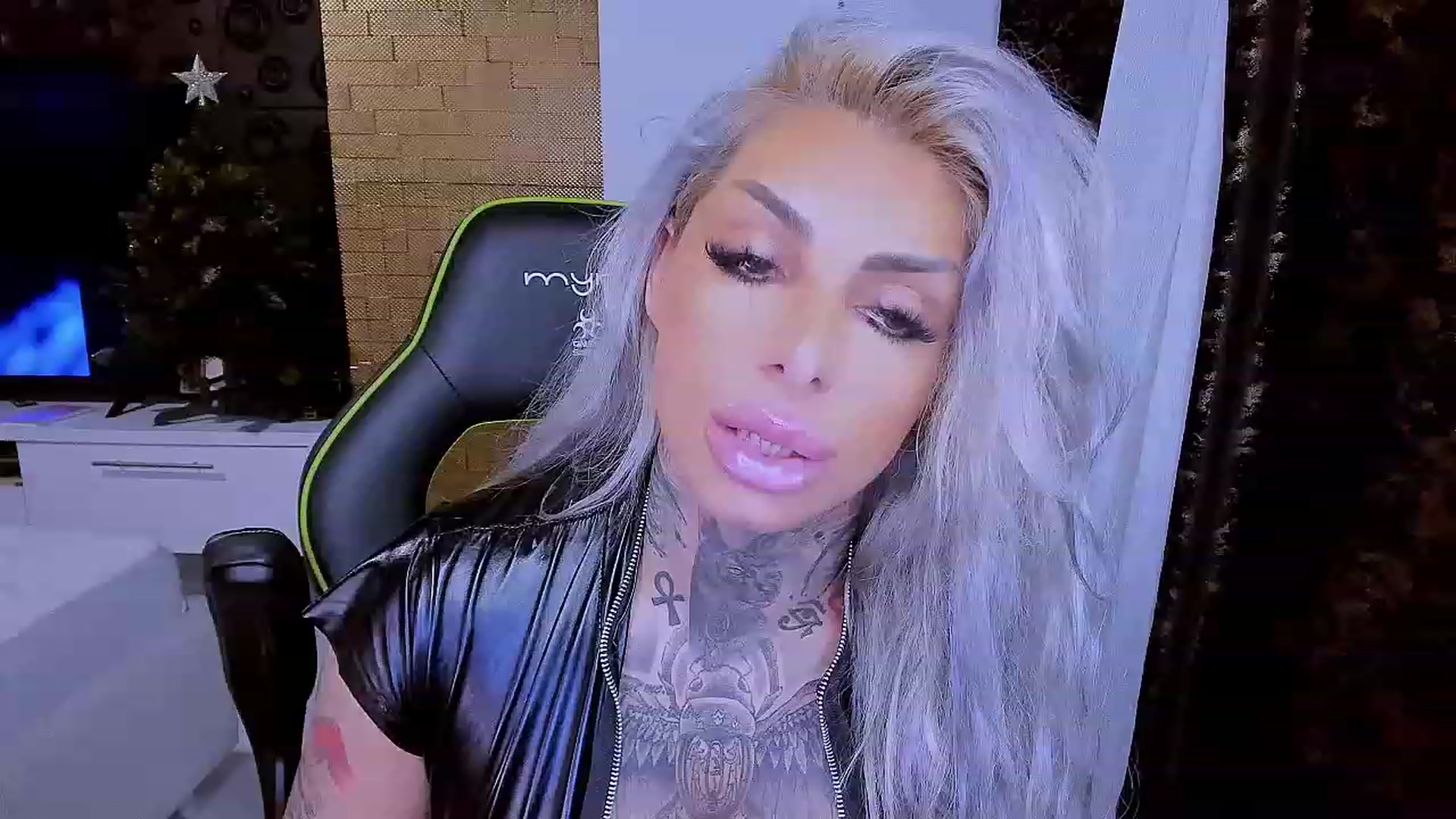 Gallery image thumbnail from BarbWire007's myfreecams stream on, 12/04/2022, 15:52 image 8 of 20
