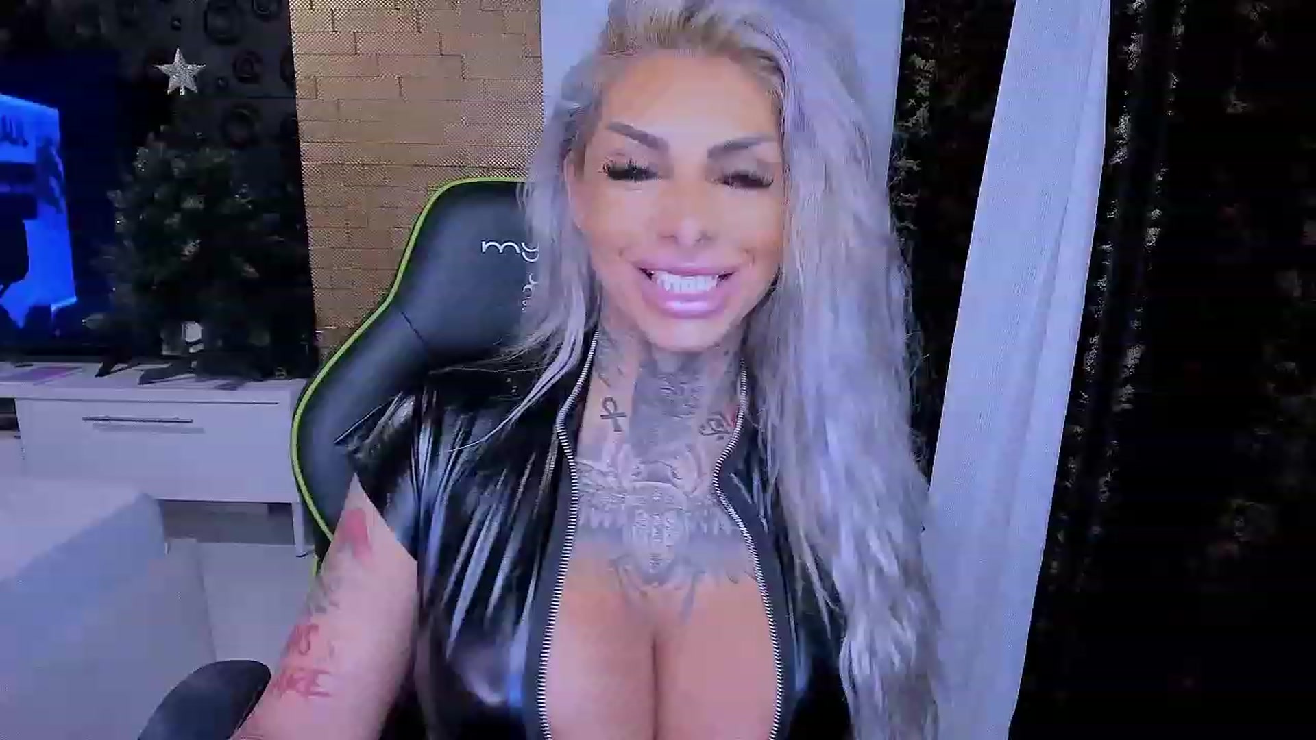 Gallery image thumbnail from BarbWire007's myfreecams stream on, 12/04/2022, 15:52 image 13 of 20