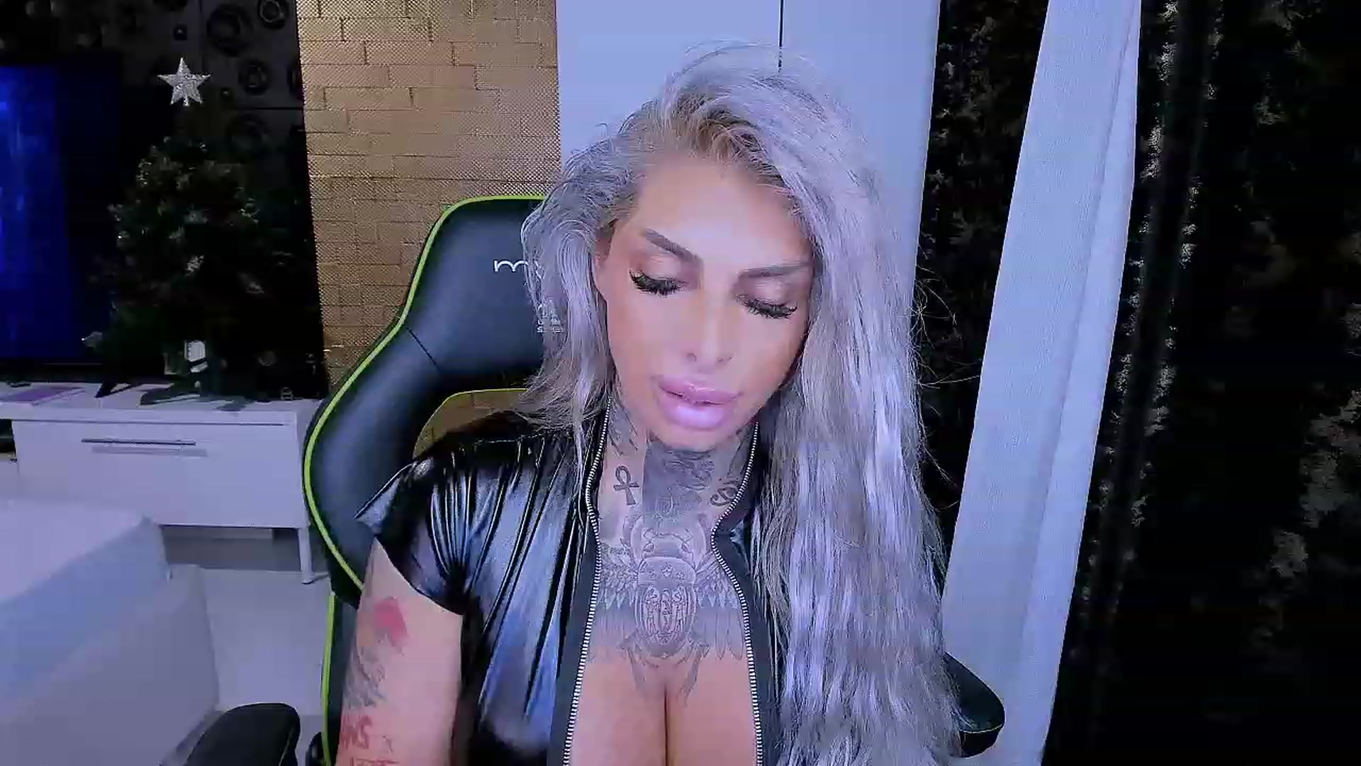 Gallery image thumbnail from BarbWire007's myfreecams stream on, 12/04/2022, 16:41 image 4 of 20