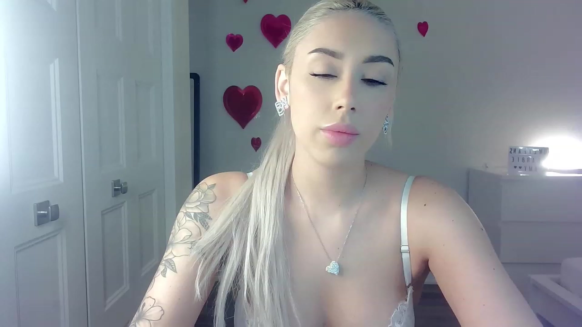 Gallery image thumbnail from BarbieAmy's myfreecams stream on, 02/20/2023, 24:32 image 18 of 20