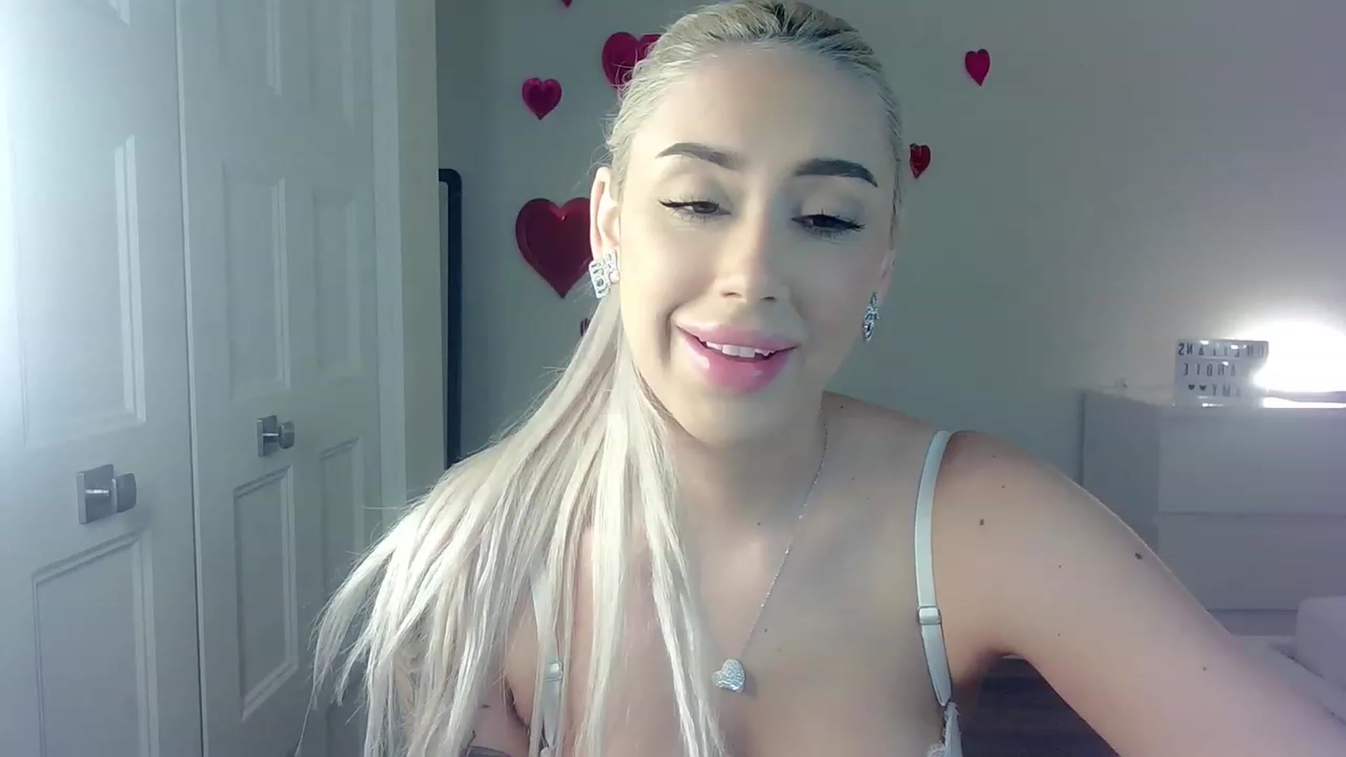 Gallery image thumbnail from BarbieAmy's myfreecams stream on, 02/20/2023, 24:32 image 14 of 20