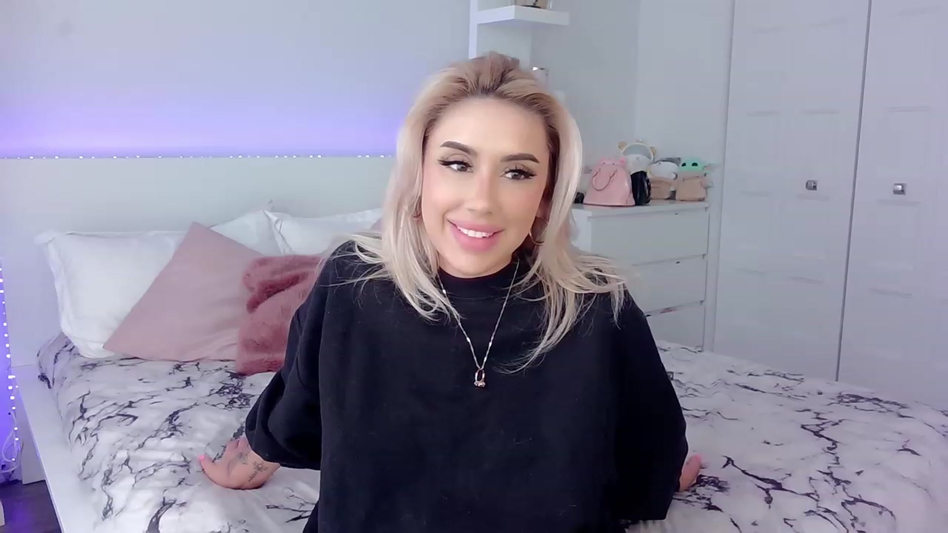 Gallery image thumbnail from BarbieAmy's myfreecams stream on, 04/26/2023, 18:18 image 13 of 20
