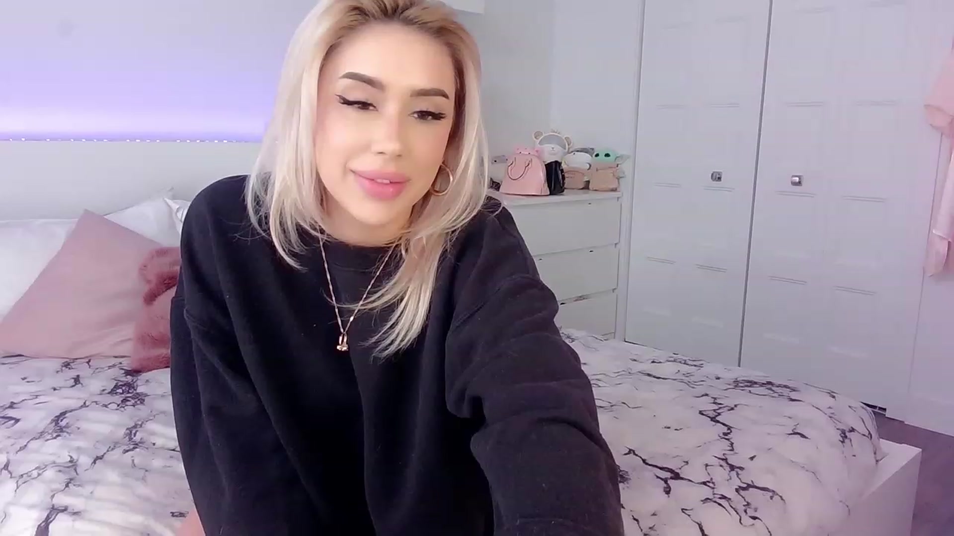 Gallery image thumbnail from BarbieAmy's myfreecams stream on, 04/26/2023, 18:18 image 17 of 20