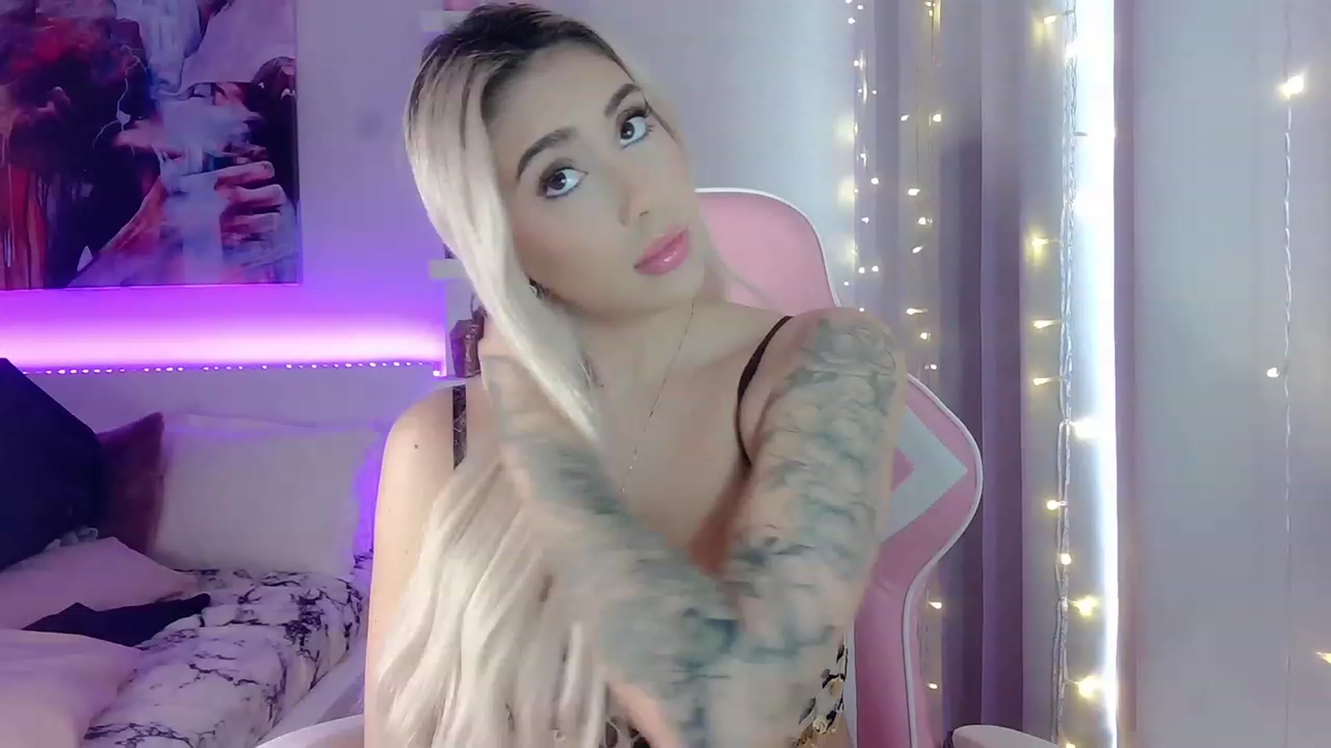 Gallery image thumbnail from BarbieAmy's myfreecams stream on, 12/04/2023, 17:15 image 2 of 20