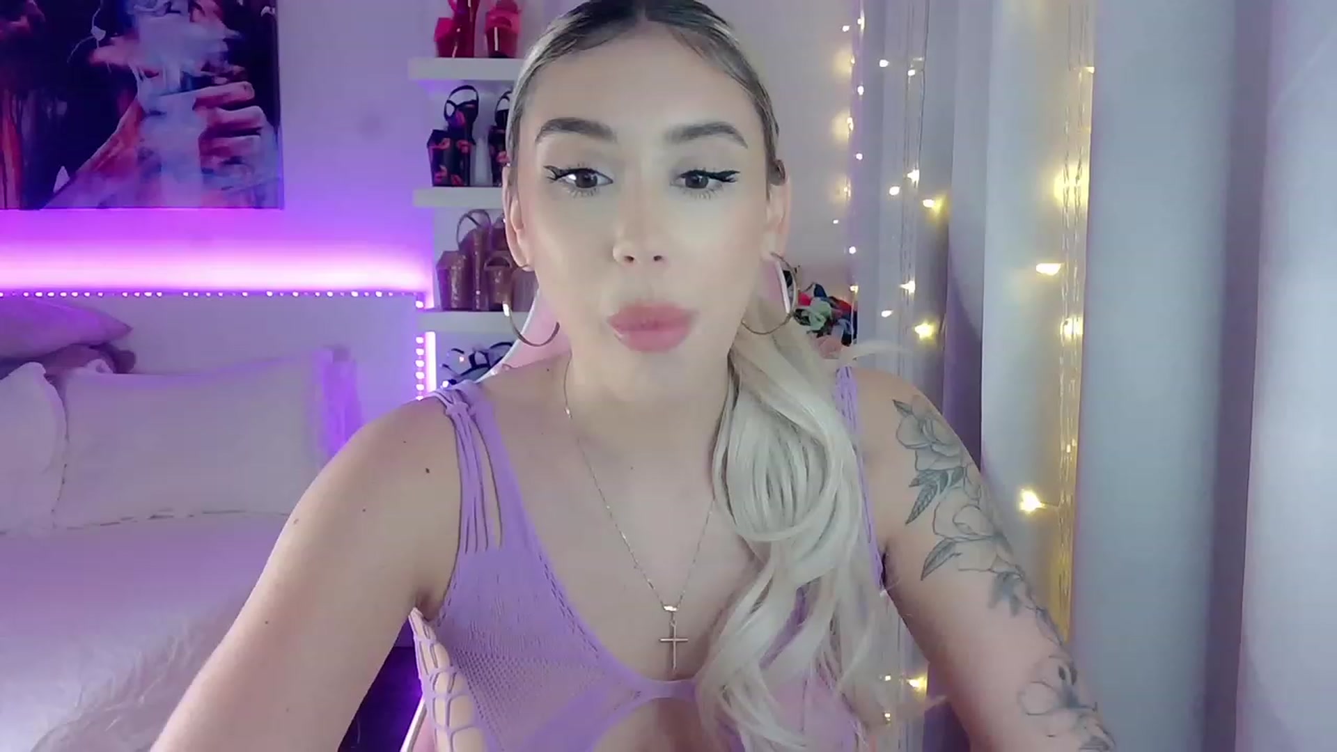 Gallery image thumbnail from BarbieAmy's myfreecams stream on, 12/12/2023, 01:46 image 6 of 20