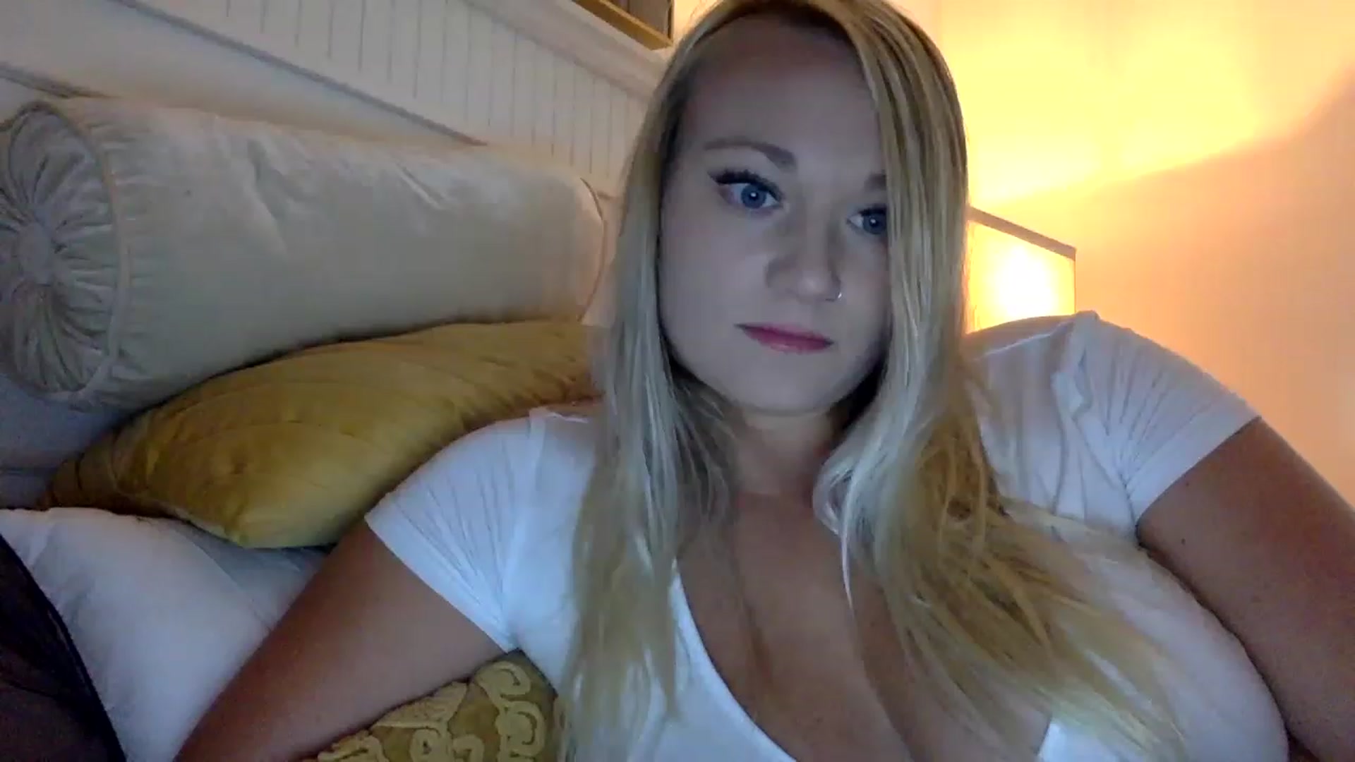 Gallery image thumbnail from Barbiedoll_22's myfreecams stream on, 11/21/2022, 20:42 image 15 of 20