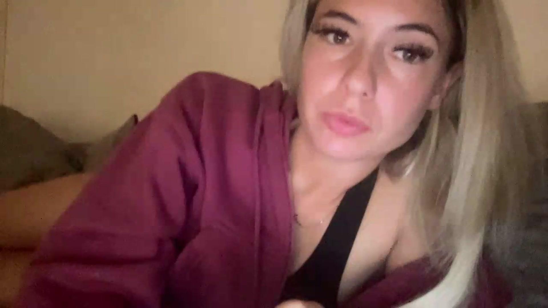 Gallery image thumbnail from Barbxie's myfreecams stream on, 08/27/2026, 23:04 image 5 of 20