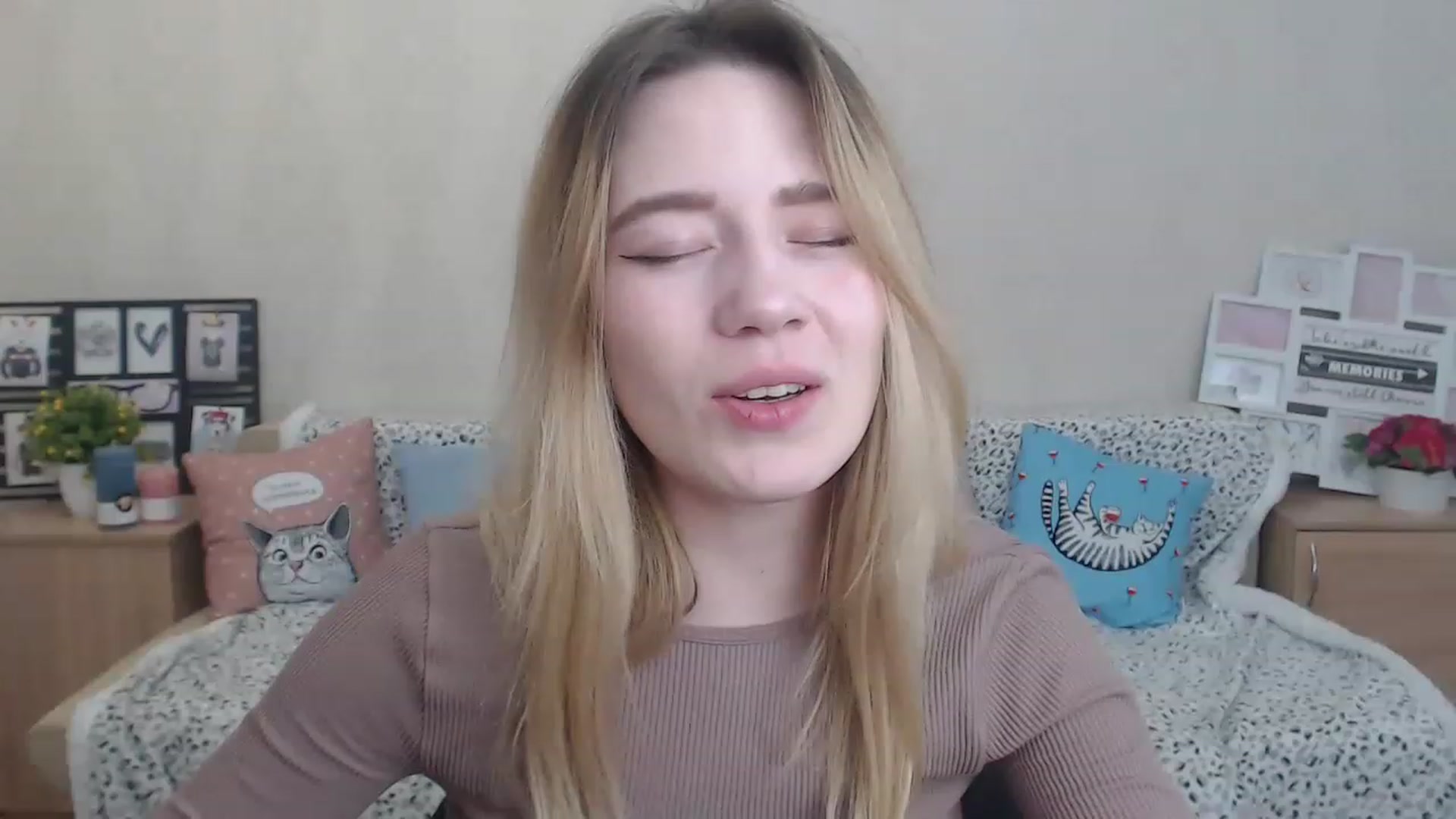 Gallery image thumbnail from Bayraktarka's myfreecams stream on, 12/04/2022, 13:53 image 4 of 20