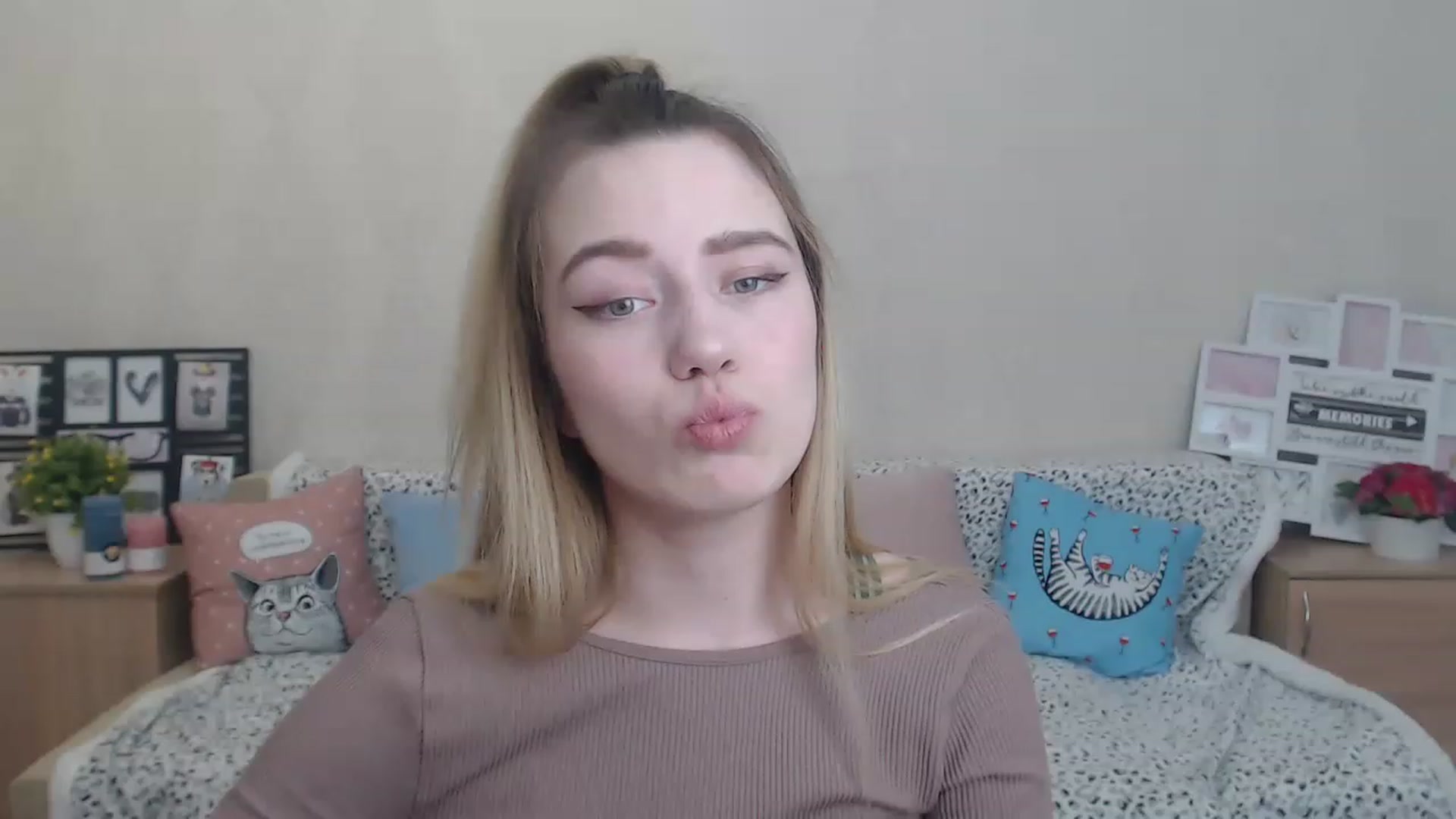 Gallery image thumbnail from Bayraktarka's myfreecams stream on, 12/04/2022, 13:53 image 13 of 20