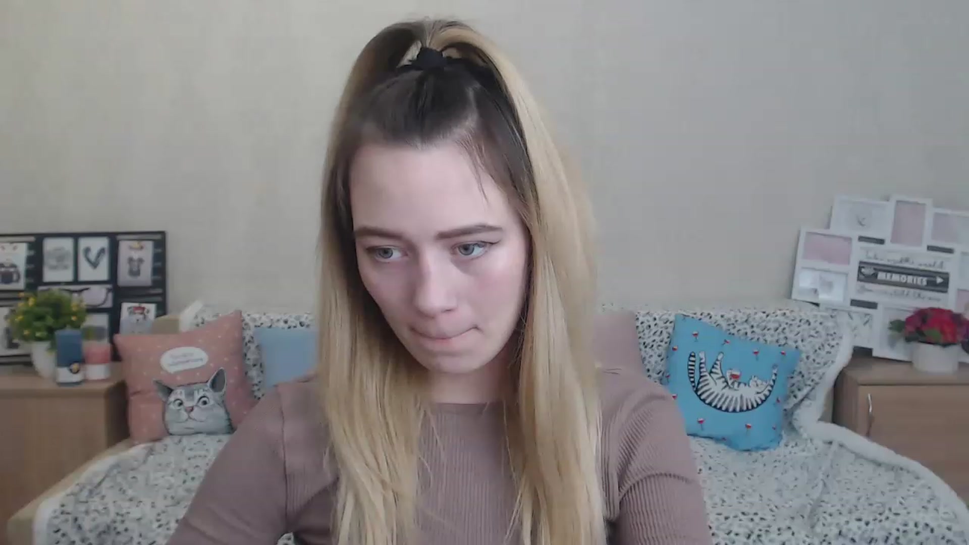 Gallery image thumbnail from Bayraktarka's myfreecams stream on, 12/04/2022, 13:53 image 17 of 20