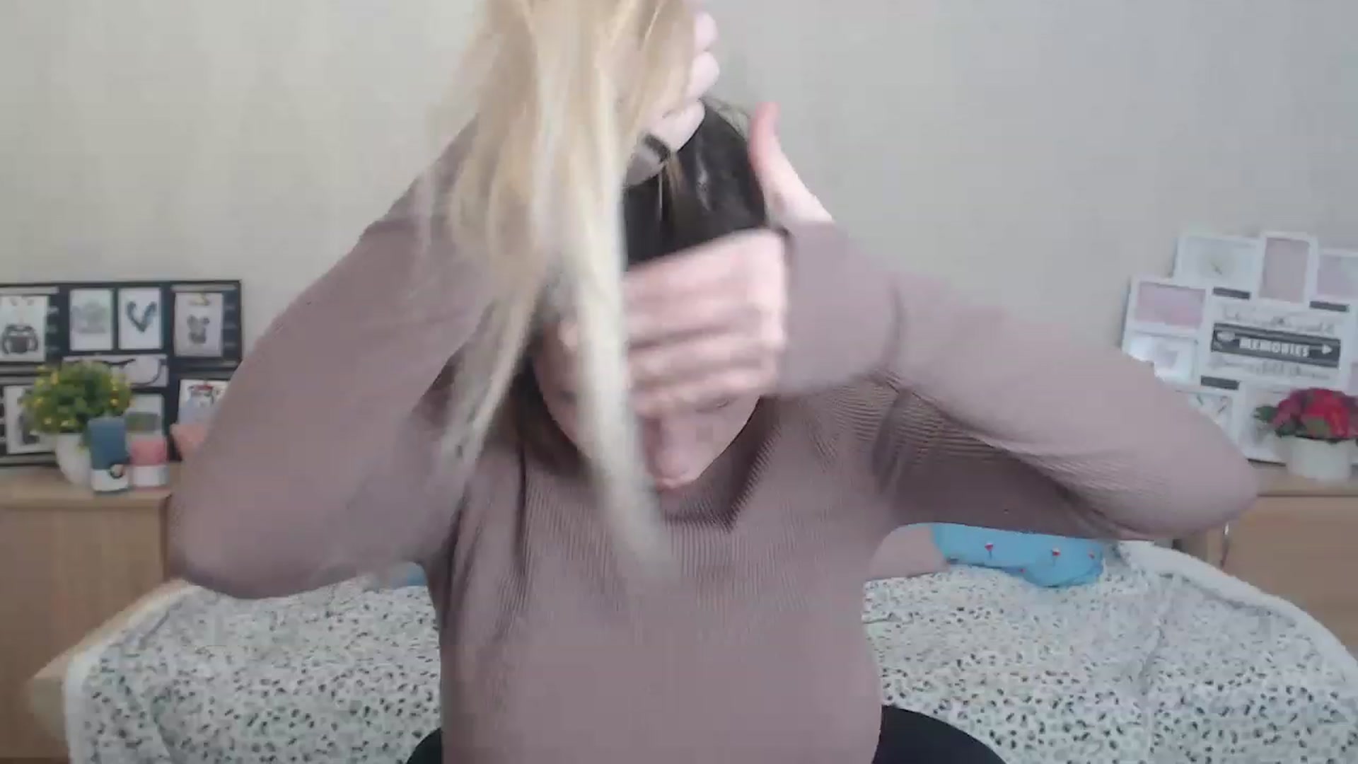Gallery image thumbnail from Bayraktarka's myfreecams stream on, 12/04/2022, 13:53 image 11 of 20