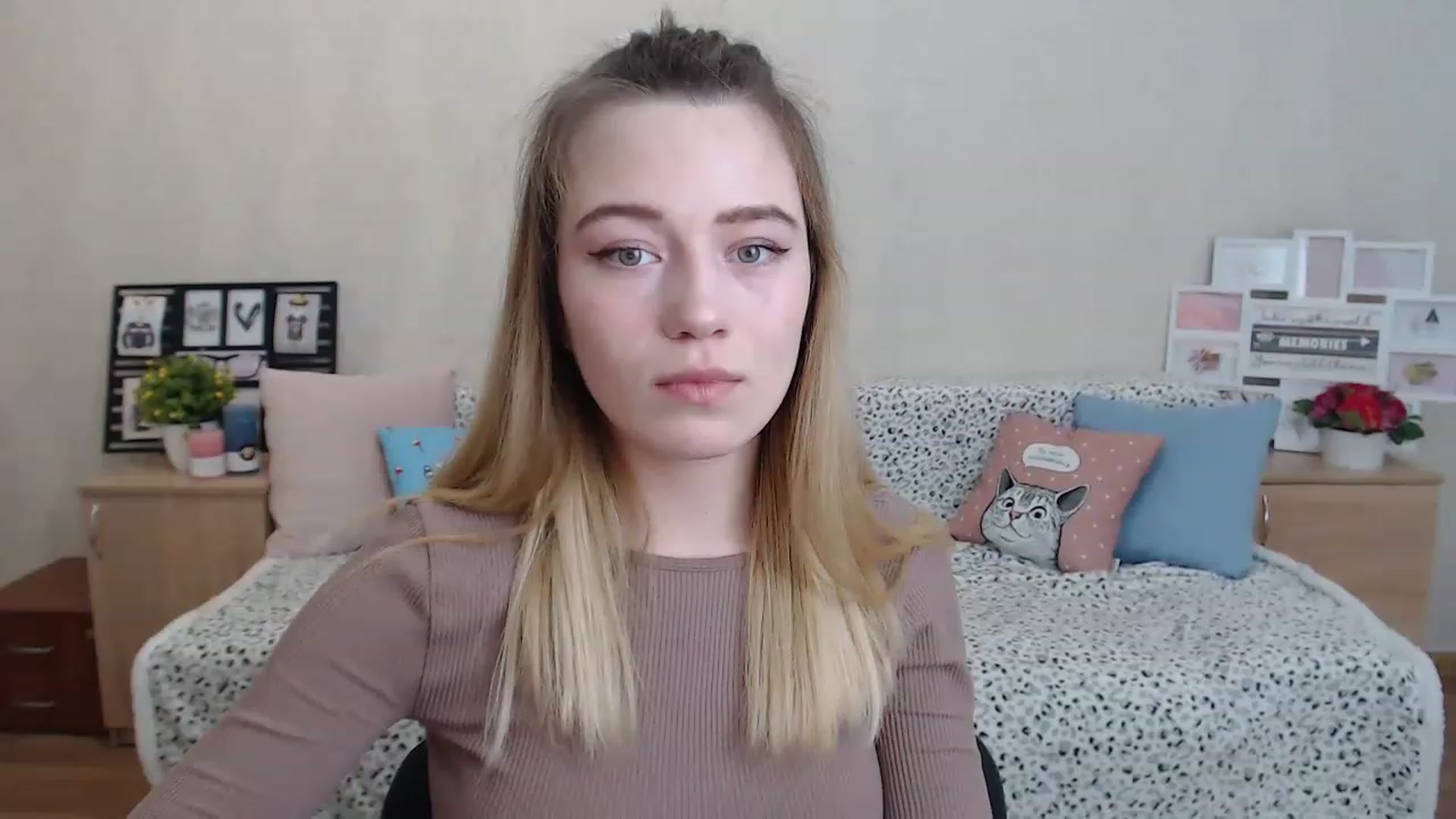 Gallery image thumbnail from Bayraktarka's myfreecams stream on, 12/08/2022, 13:41 image 17 of 20