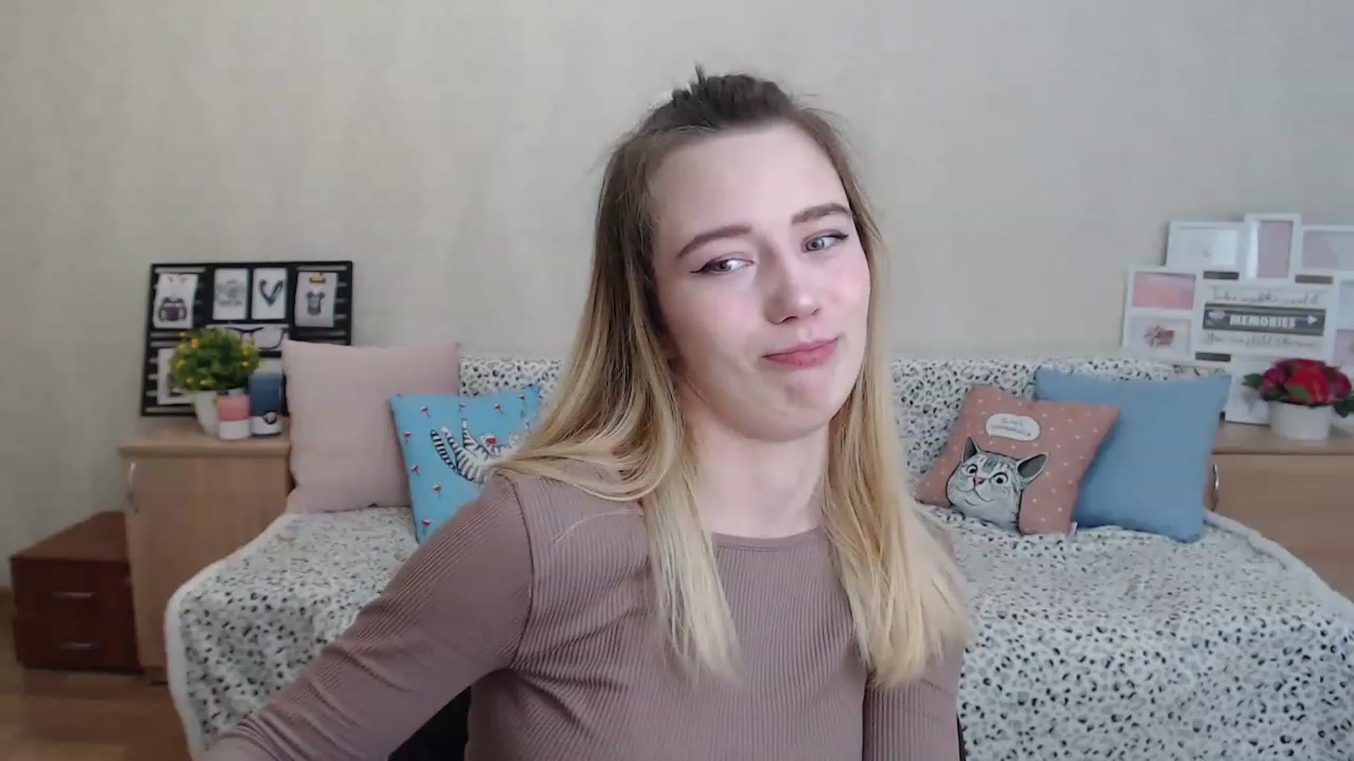 Gallery image thumbnail from Bayraktarka's myfreecams stream on, 12/08/2022, 13:41 image 7 of 20