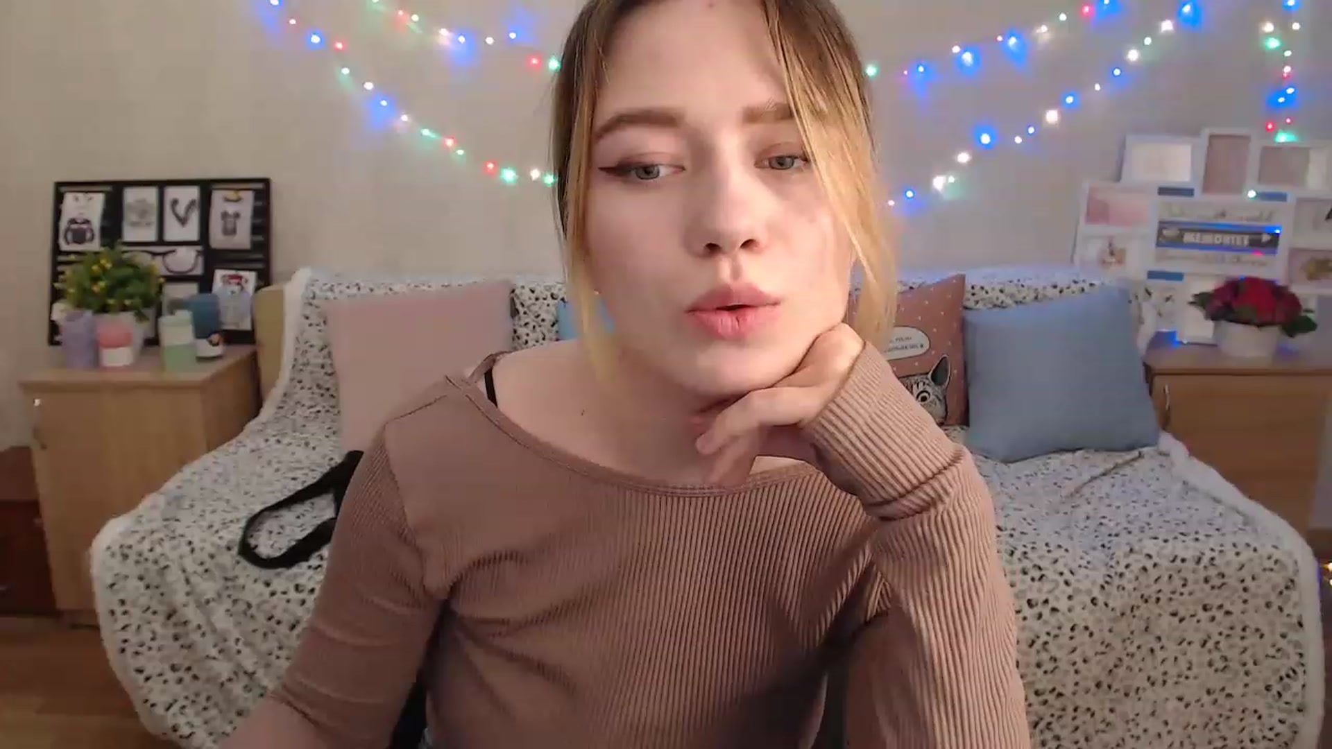 Gallery image thumbnail from Bayraktarka's myfreecams stream on, 12/18/2022, 15:36 image 14 of 20