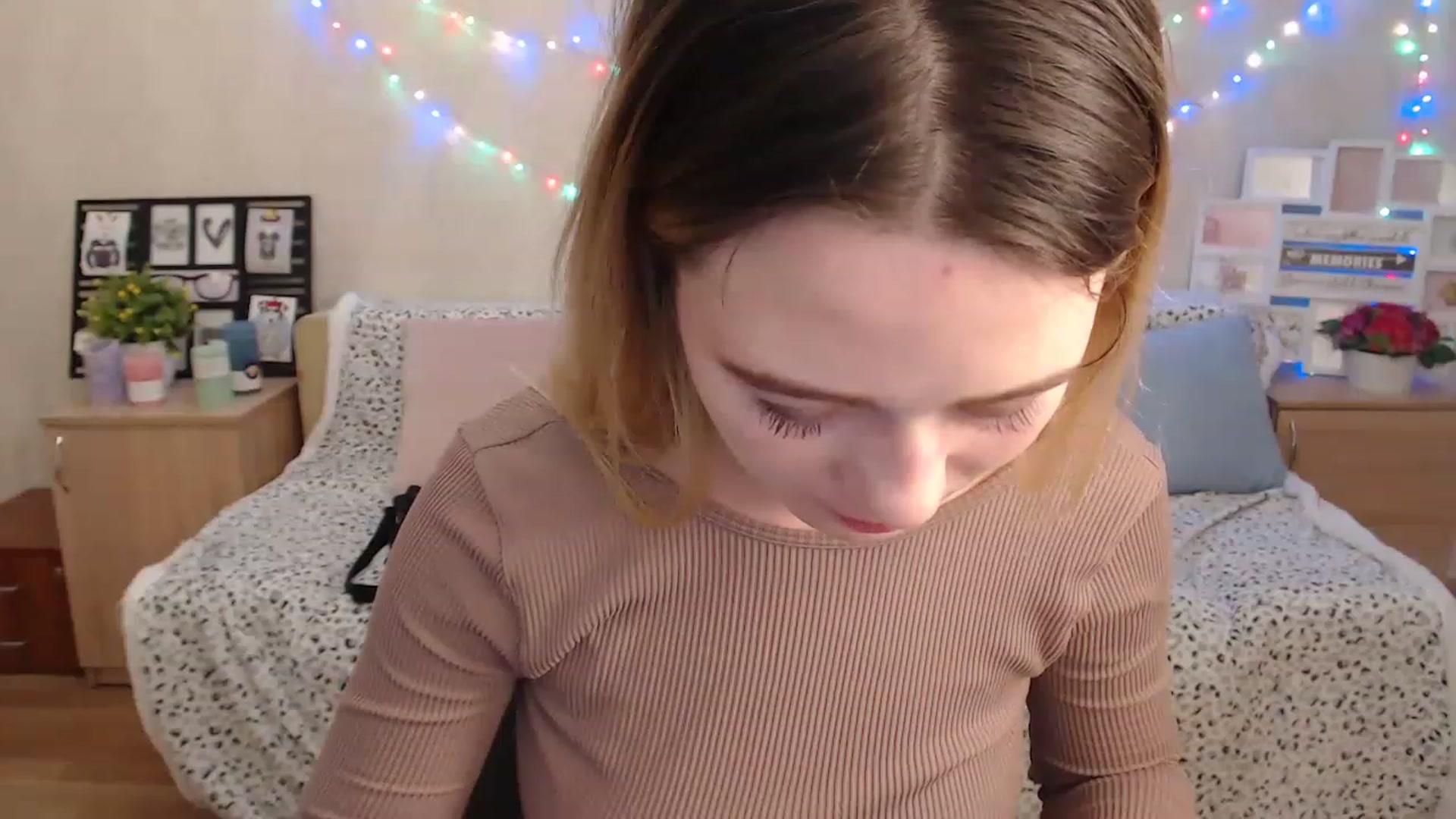 Gallery image thumbnail from Bayraktarka's myfreecams stream on, 12/18/2022, 17:33 image 9 of 20