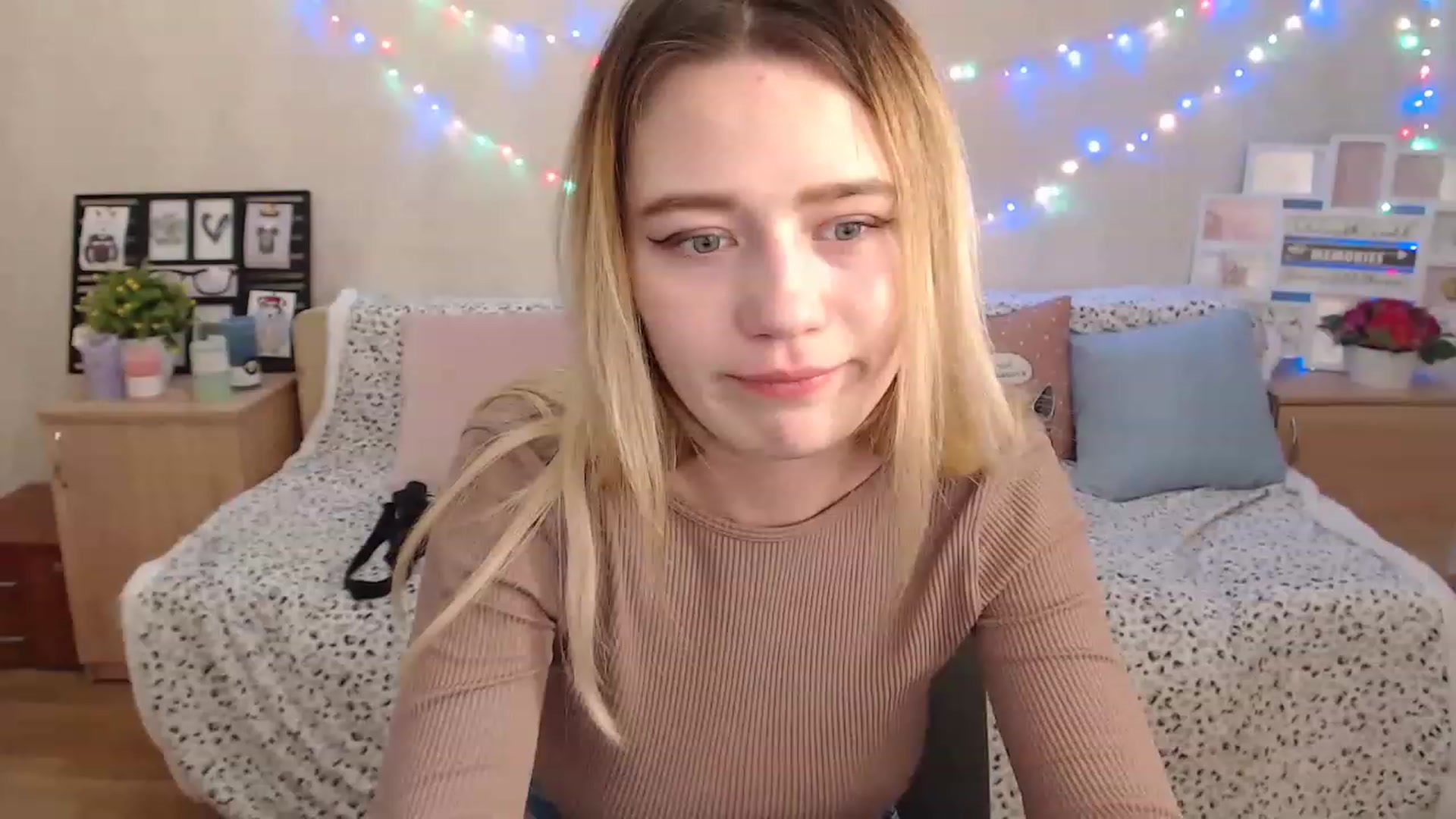 Gallery image thumbnail from Bayraktarka's myfreecams stream on, 12/18/2022, 17:33 image 17 of 20