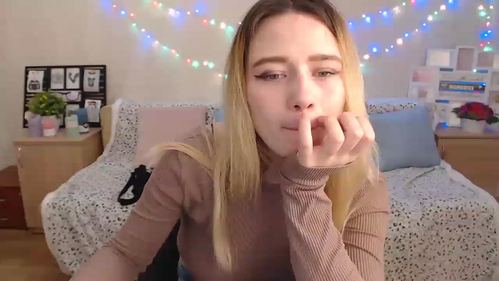 Gallery image thumbnail from Bayraktarka's myfreecams stream on, 12/18/2022, 17:33 image 18 of 20
