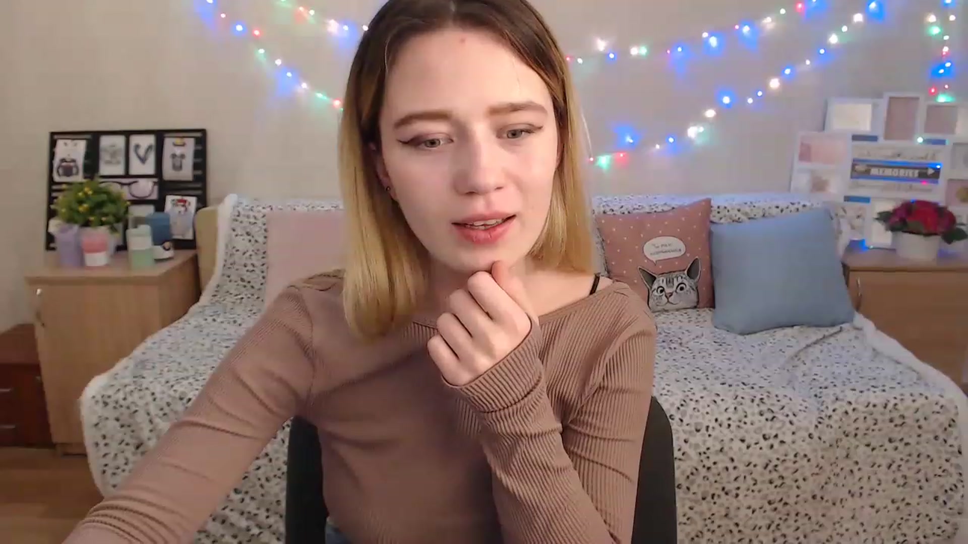 Gallery image thumbnail from Bayraktarka's myfreecams stream on, 12/18/2022, 18:32 image 12 of 20