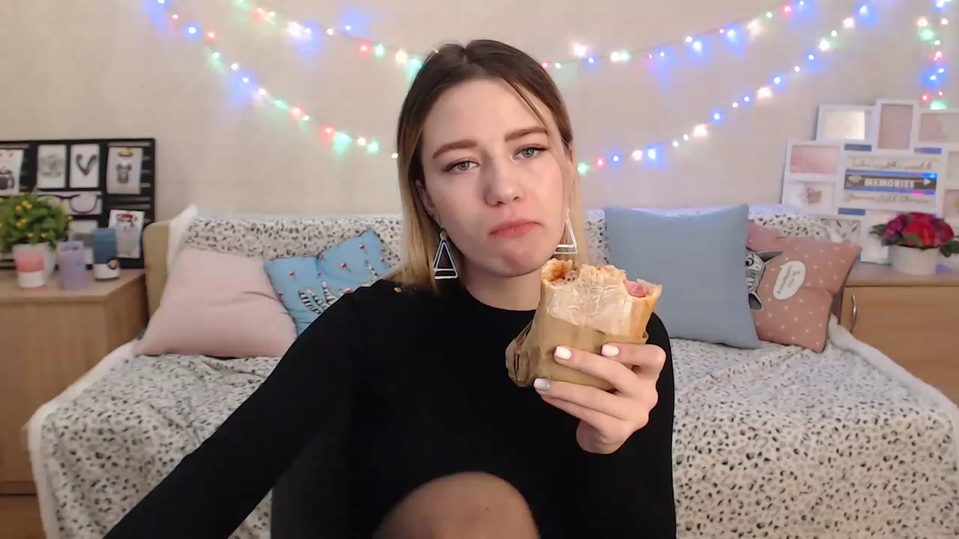 Gallery image thumbnail from Bayraktarka's myfreecams stream on, 12/23/2022, 13:21 image 1 of 20