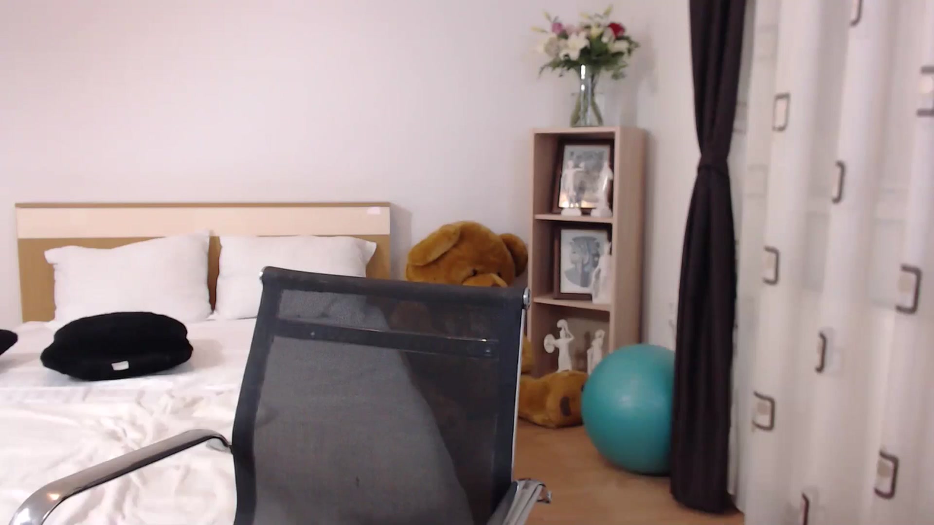 Gallery image thumbnail from BdayBell's myfreecams stream on, 05/05/2024, 01:20 image 9 of 20