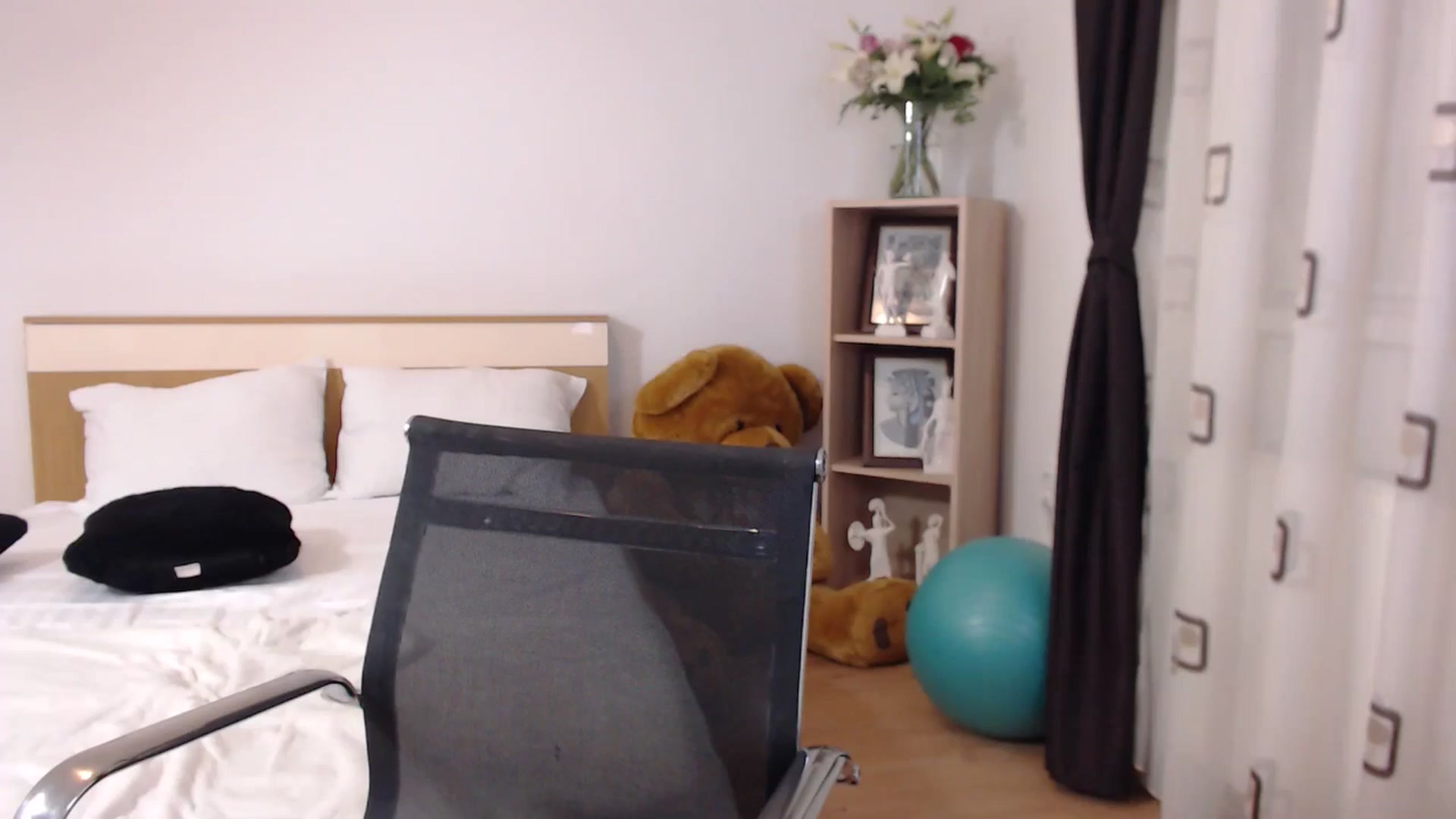 Gallery image thumbnail from BdayBell's myfreecams stream on, 05/05/2024, 01:20 image 10 of 20