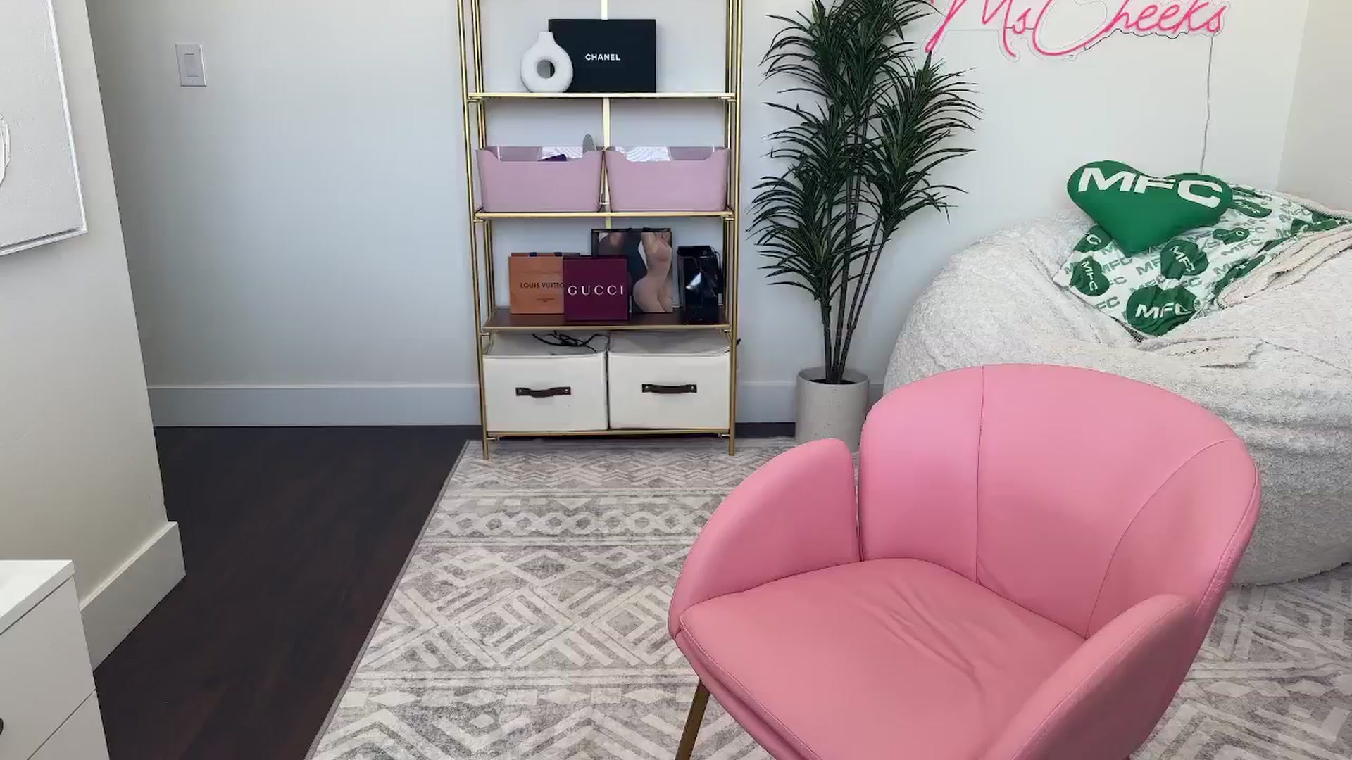 Gallery image thumbnail from BdayCheeks's myfreecams stream on, 07/09/2025, 21:49 image 2 of 20