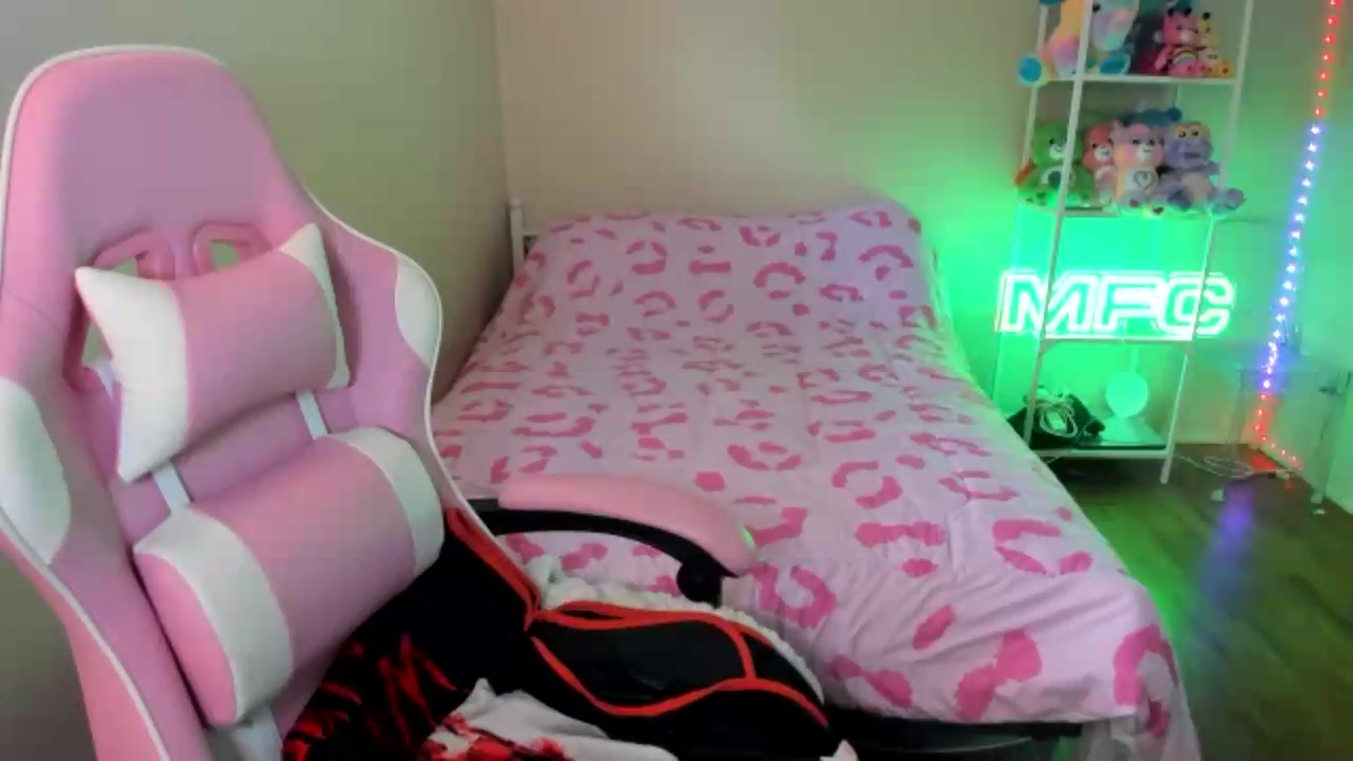 Gallery image thumbnail from BdayLauren's myfreecams stream on, 08/27/2026, 20:05 image 13 of 20