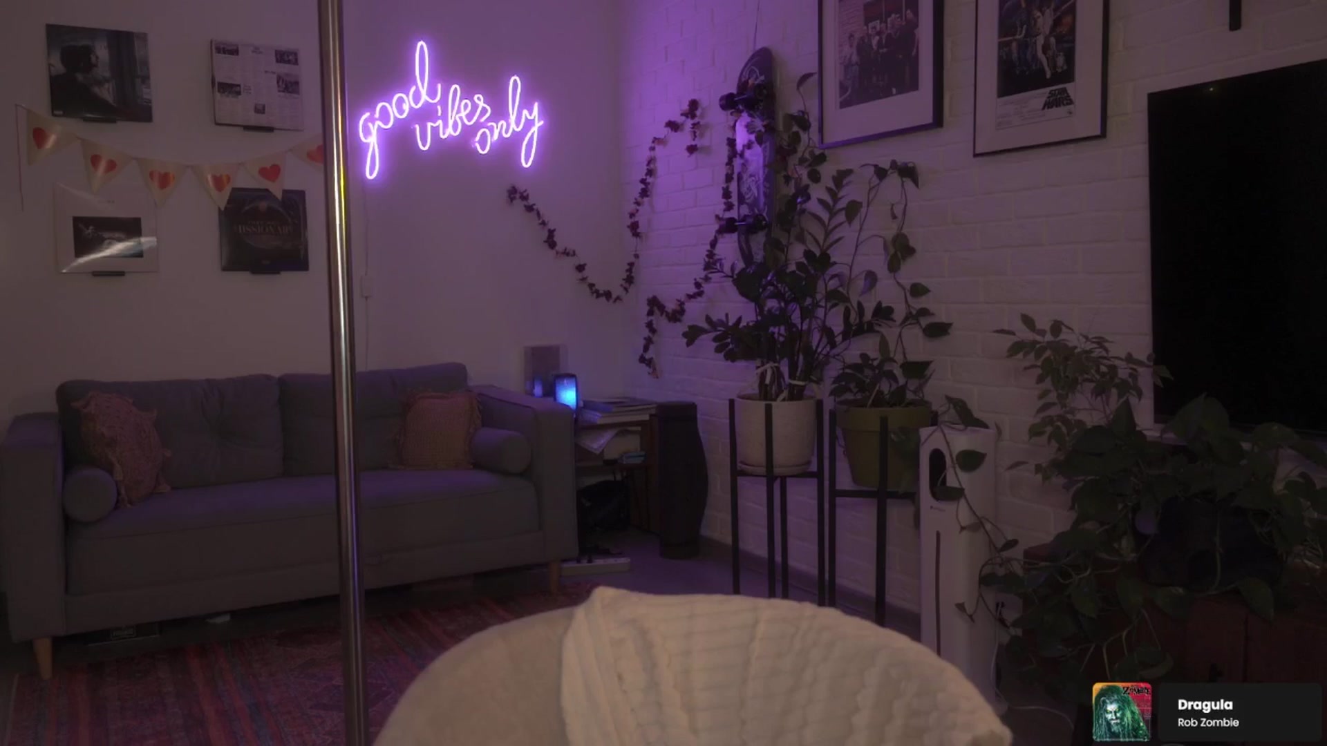 Gallery image thumbnail from BdayVibes's myfreecams stream on, 02/15/2026, 24:40 image 17 of 20