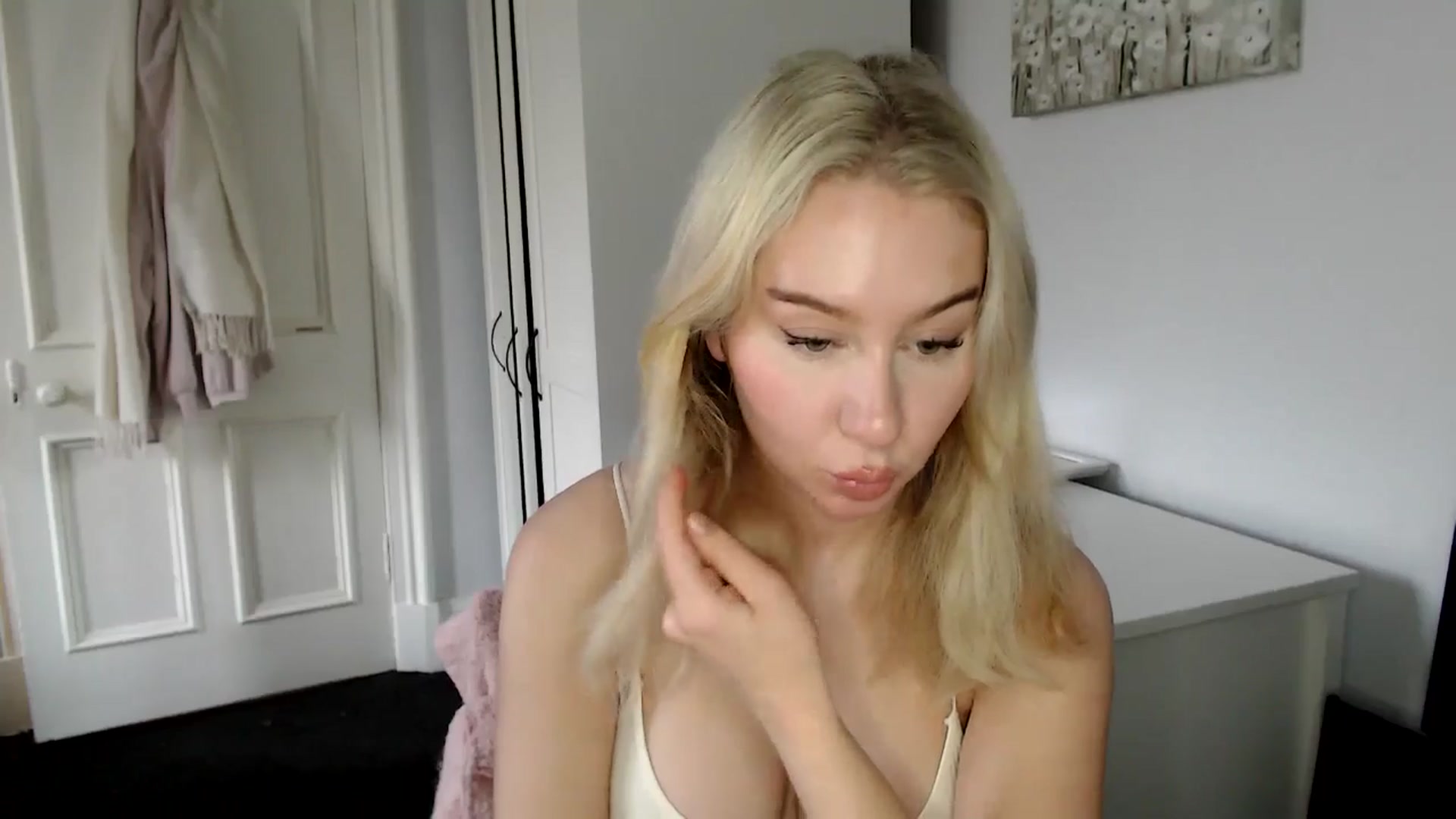 Gallery image thumbnail from Bday_Ava's myfreecams stream on, 01/14/2025, 14:16 image 15 of 20