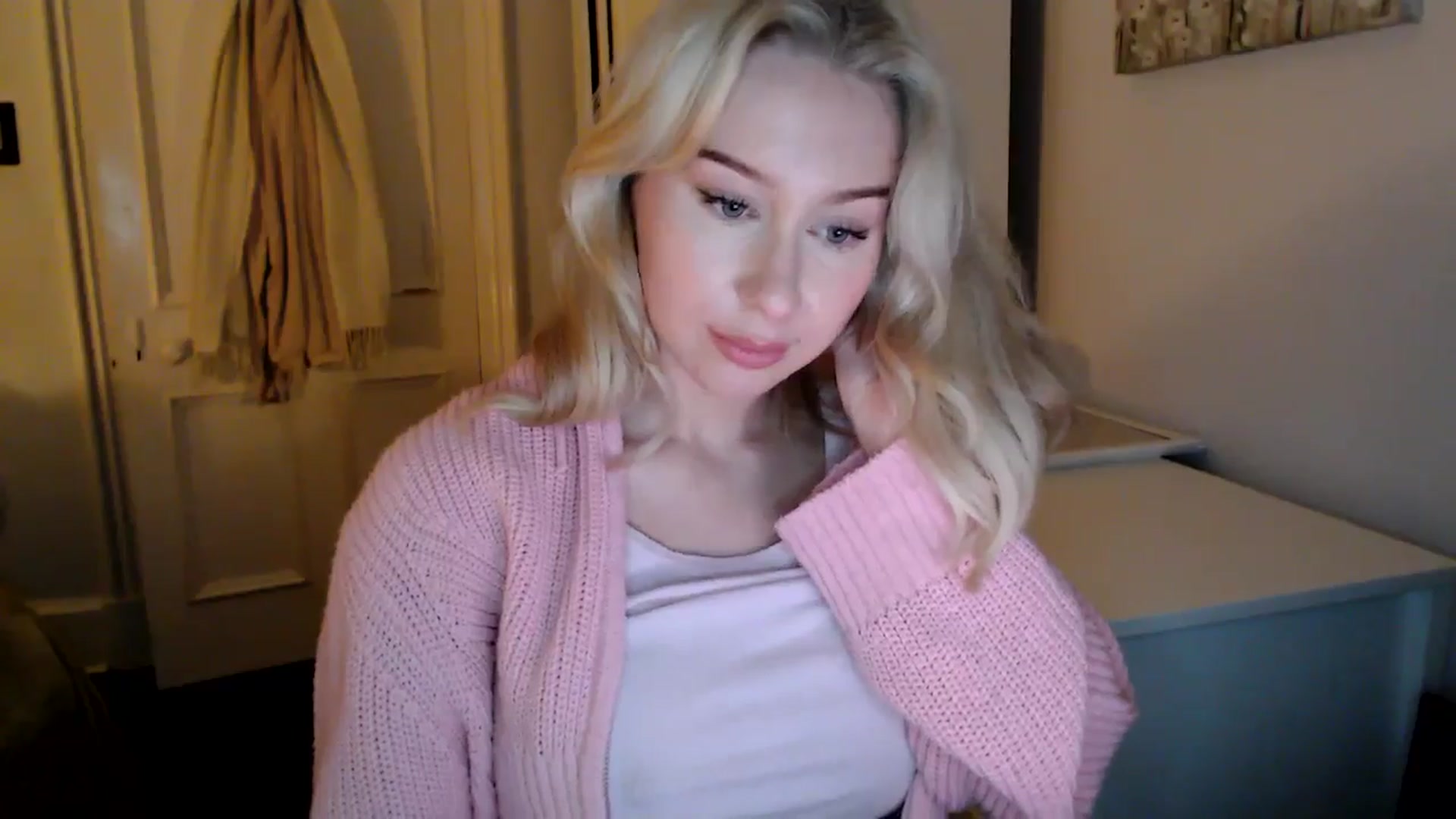 Gallery image thumbnail from Bday_Ava's myfreecams stream on, 01/17/2025, 19:40 image 6 of 20