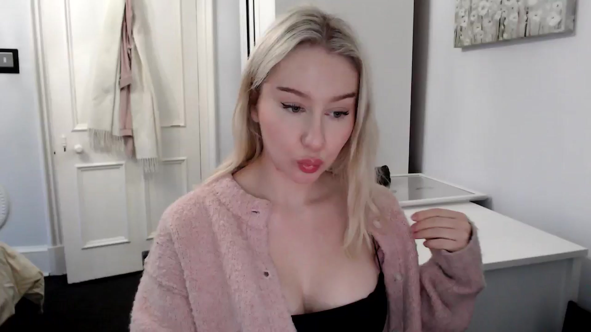 Gallery image thumbnail from Bday_Ava's myfreecams stream on, 01/20/2025, 16:20 image 12 of 20