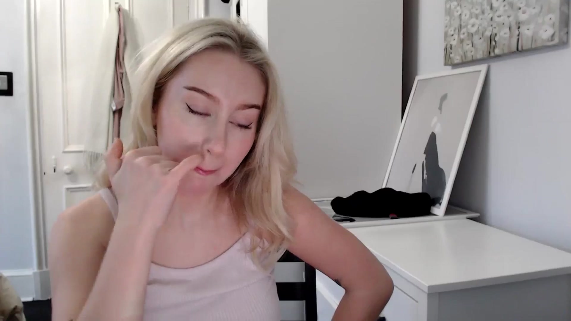 Gallery image thumbnail from Bday_Ava's myfreecams stream on, 01/24/2025, 15:17 image 14 of 20