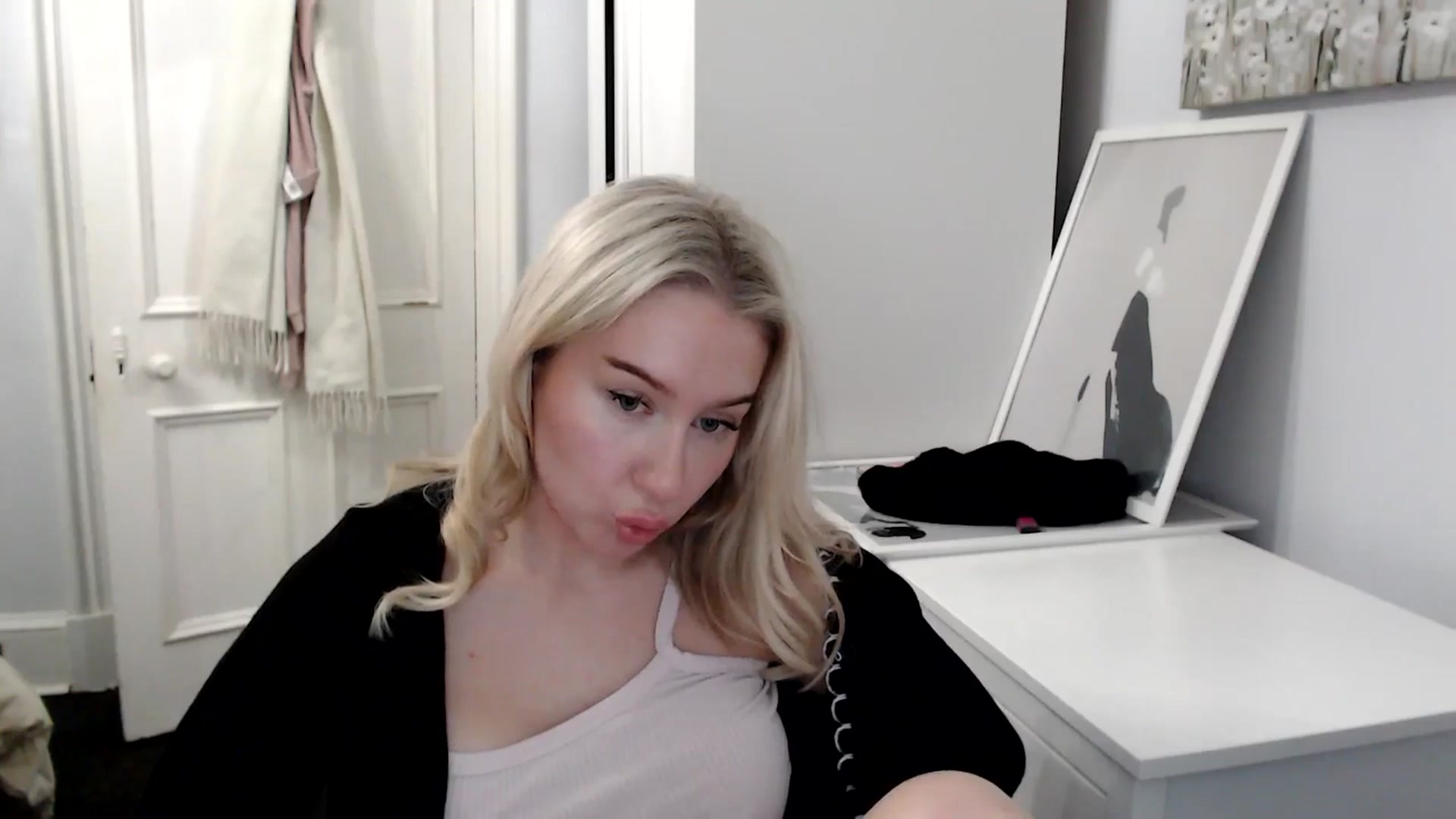 Gallery image thumbnail from Bday_Ava's myfreecams stream on, 01/24/2025, 19:12 image 17 of 20