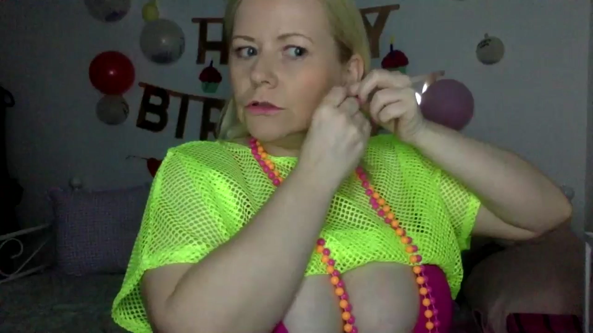 Gallery image thumbnail from Bday_Khloe's myfreecams stream on, 04/19/2024, 20:31 image 8 of 20