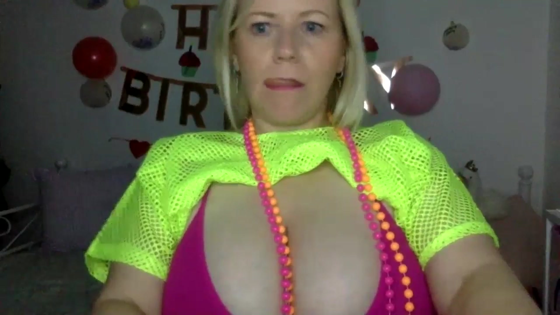 Gallery image thumbnail from Bday_Khloe's myfreecams stream on, 04/19/2024, 20:31 image 19 of 20