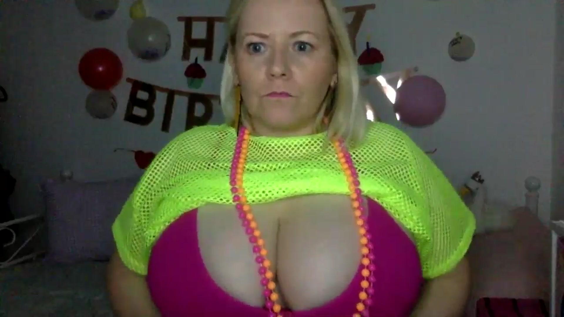Gallery image thumbnail from Bday_Khloe's myfreecams stream on, 04/19/2024, 20:31 image 2 of 20