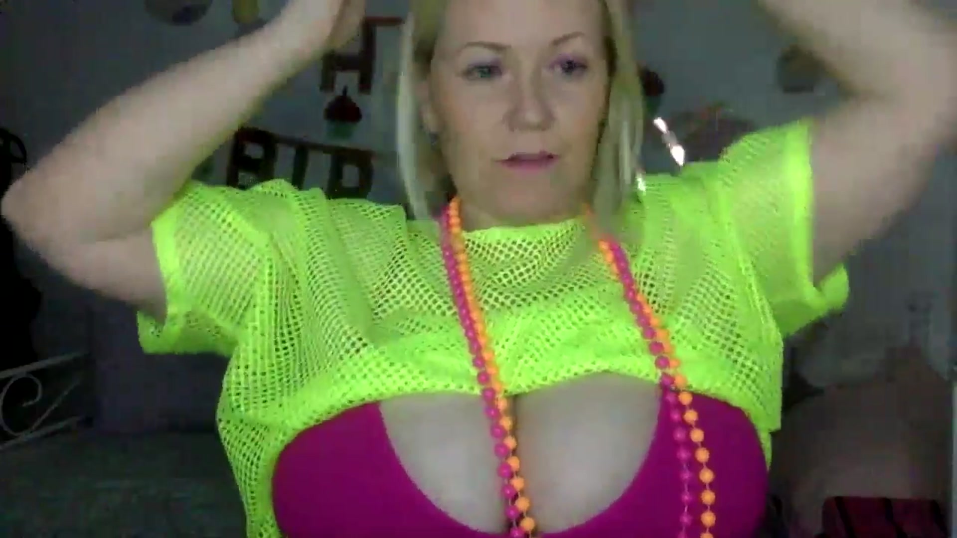 Gallery image thumbnail from Bday_Khloe's myfreecams stream on, 04/19/2024, 20:31 image 14 of 20